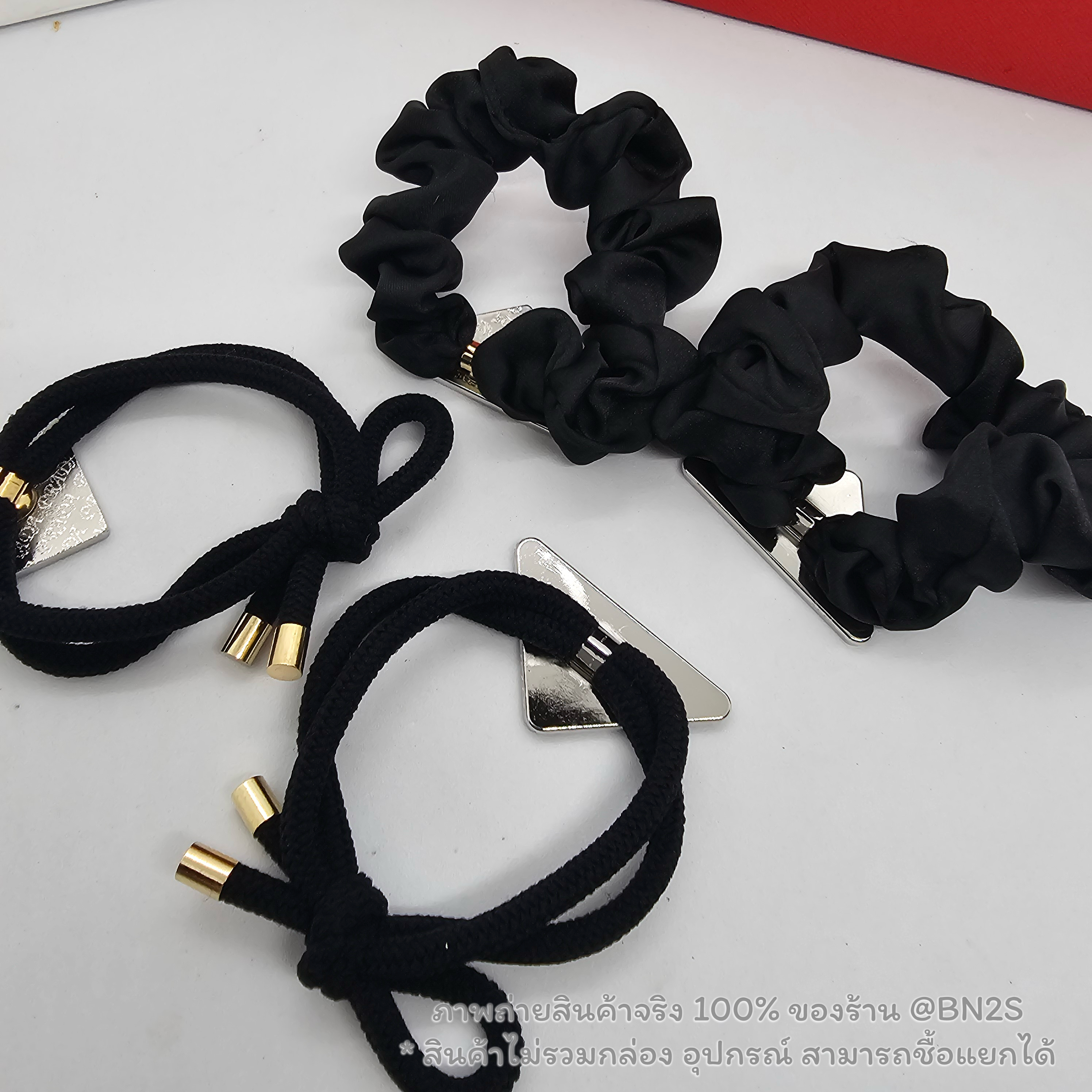 สีขาว | หนังยางรัดผม ประดับโลโก้ ปราด้า PRADA มีสองแบบ แบบหนังยาง และผ้ารัดผม ราคาเบาๆ