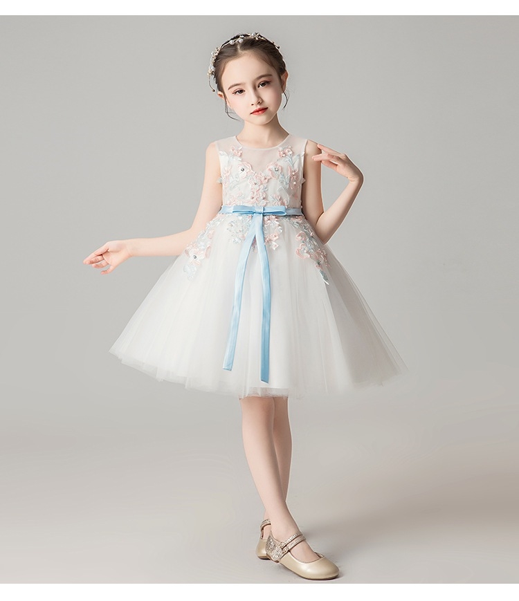 ชุดเดรสออกงานสีขาว ลวดลายดอกไม้สวยงาม โบว์คาดเอวสีฟ้า