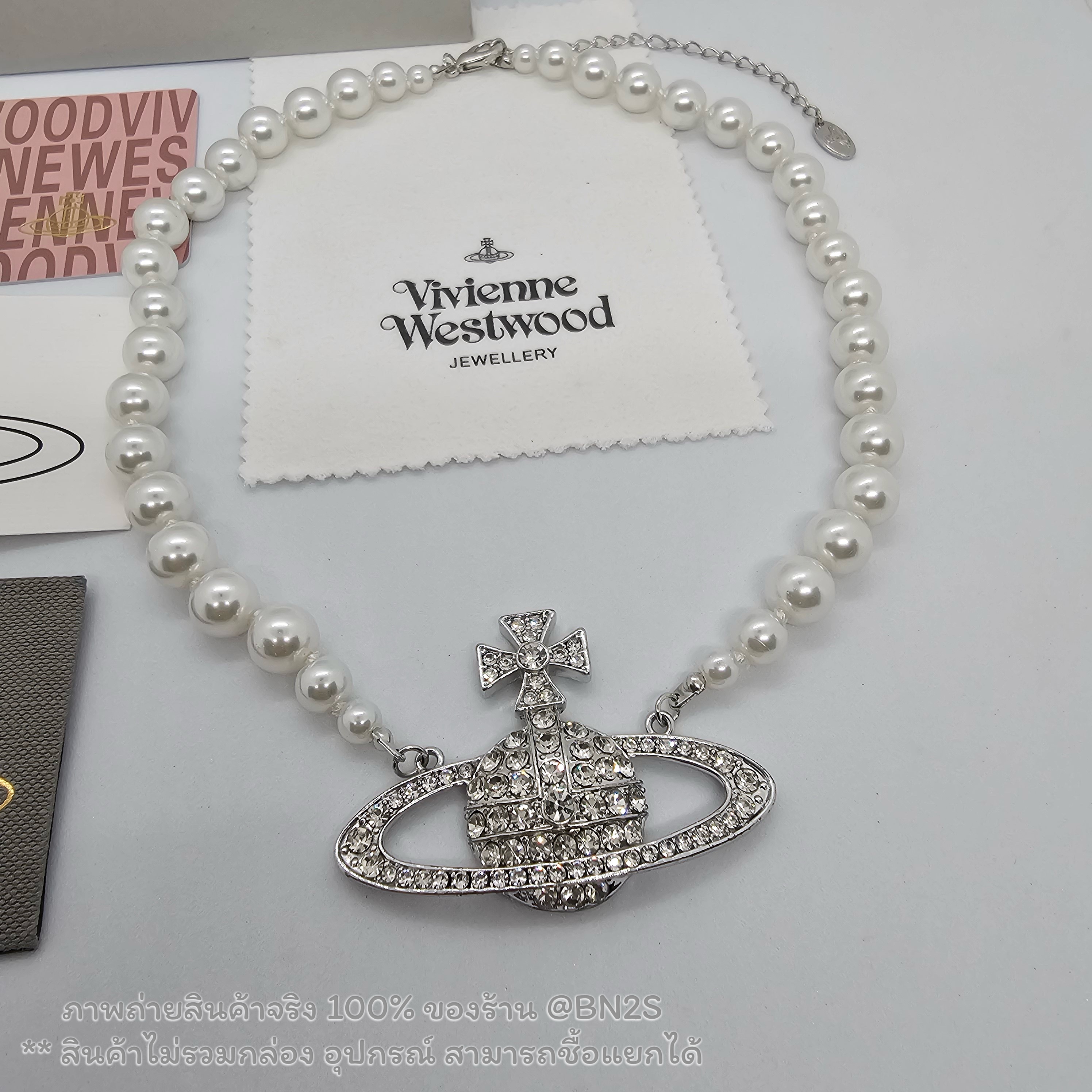 Vivienne Westwood Man. Bas Relief Pearl Necklace Silver สร้อยคอไข่มุก วิเวียน จี้ดาวเสาร์ตัวใหญ่ ฝังคริสตัล ไข่มุกไล่ขนาด อะไหล่สีเงิน งานปั๊ม ราคา 219฿ ไม่รวมกล่อง อุปกรณ์