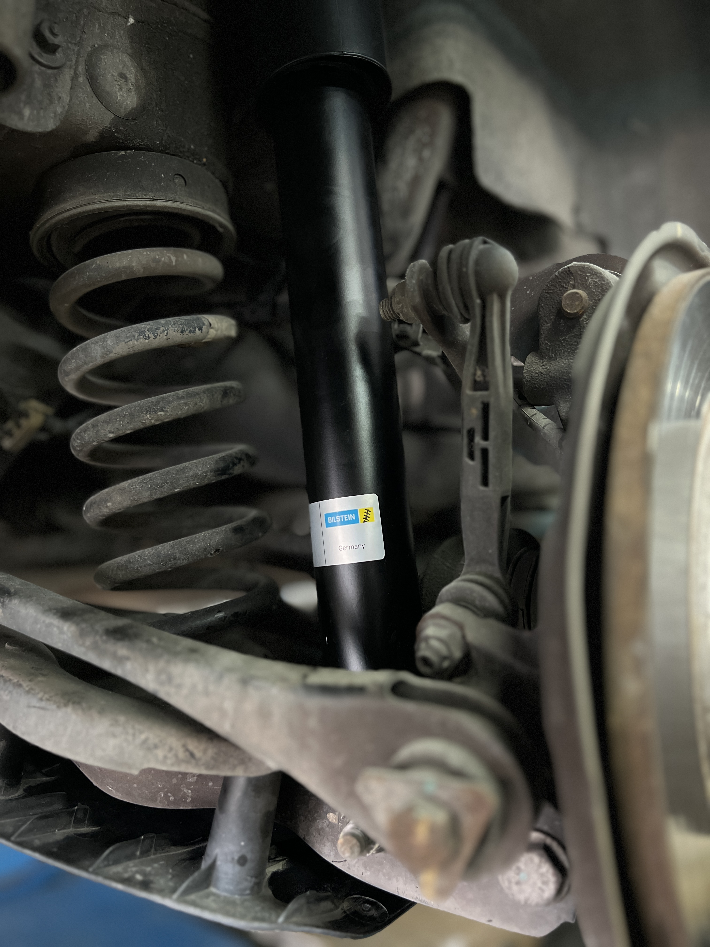 BMW SERIES1 เปลี่ยนโช้คอัพ พร้อมอะไหล่ [+] BILSTEIN B4 พร้อมอะไหล่ ครบชุด สอบถามข้อมูลเพิ่มเติม หรือนัดหมาย โทร : 08-6569-1915 บุ๊ก Line id : @88rw Location : https://goo.gl/maps/HrNUAZXPN94KvxZ98? รถยนต์มีปัญหาไม่รู้ต้องแก้ตรงไหน ทางเรายินดี ตรวจหาปัญหาและหาวิธีแก้ บอกลูกค้าก่อนลงมือทำเสมอด้วยราคาเป็นธรรม เวลาบริการ วันจันทร์-วันอาทิตย์ 09:00 น. - 17.30 น. #Bilstein #BMW #โช้คอัพ #ช่วงล่าง #โช๊ค #ยางรถยนต์
