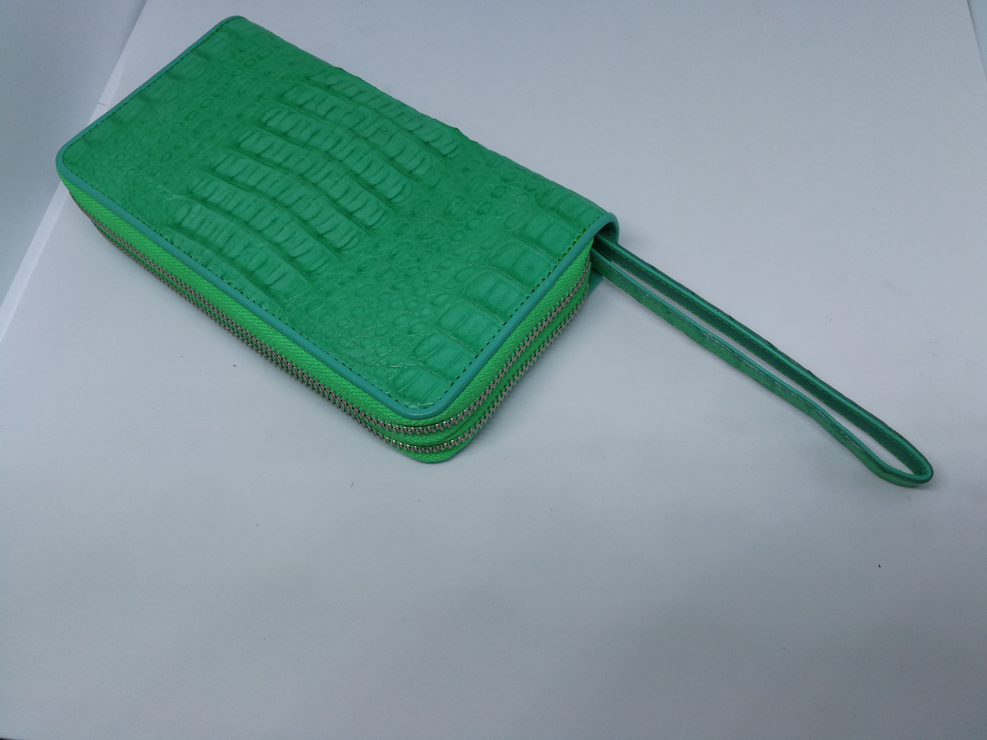 สินค้าแนะนำ : กระเป๋าสตางค์หนังจระเข้แท้ ซิปคู่ สีเขียว