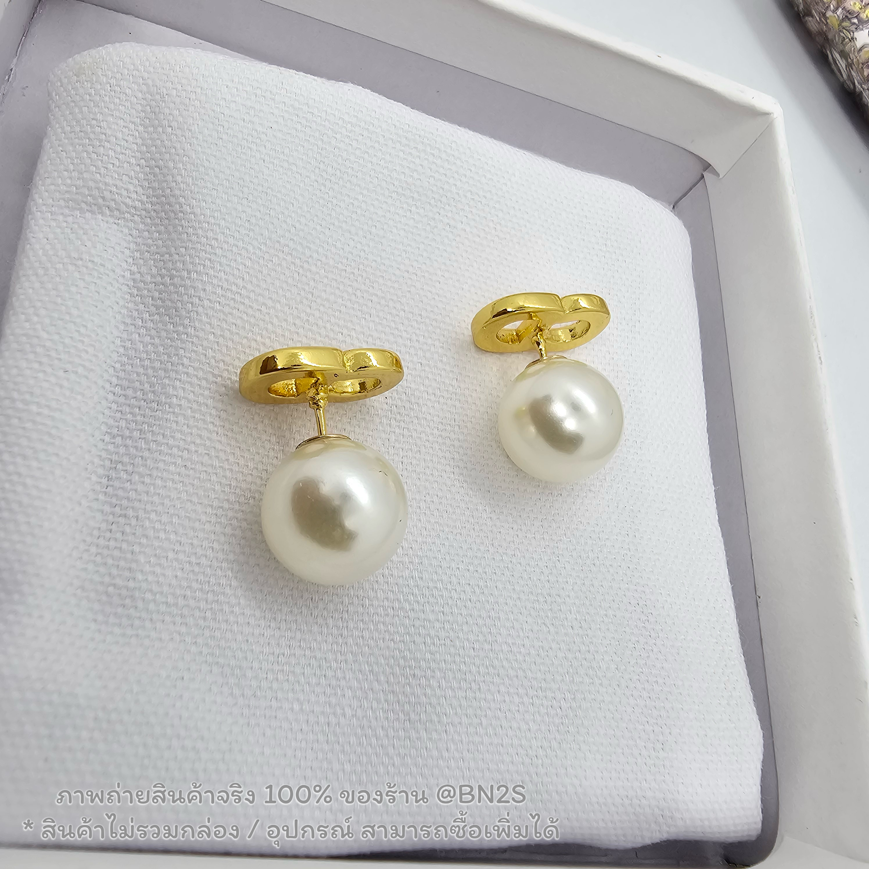 Dior STUD PEARL EARRING ต่างหู CD ทับหลังไข่มุก อะไหล่สีทอง โชว์โลโก้ตะโกน สวยมาก พร้อมส่ง ไม่มีกล่อง อุปกรณ์