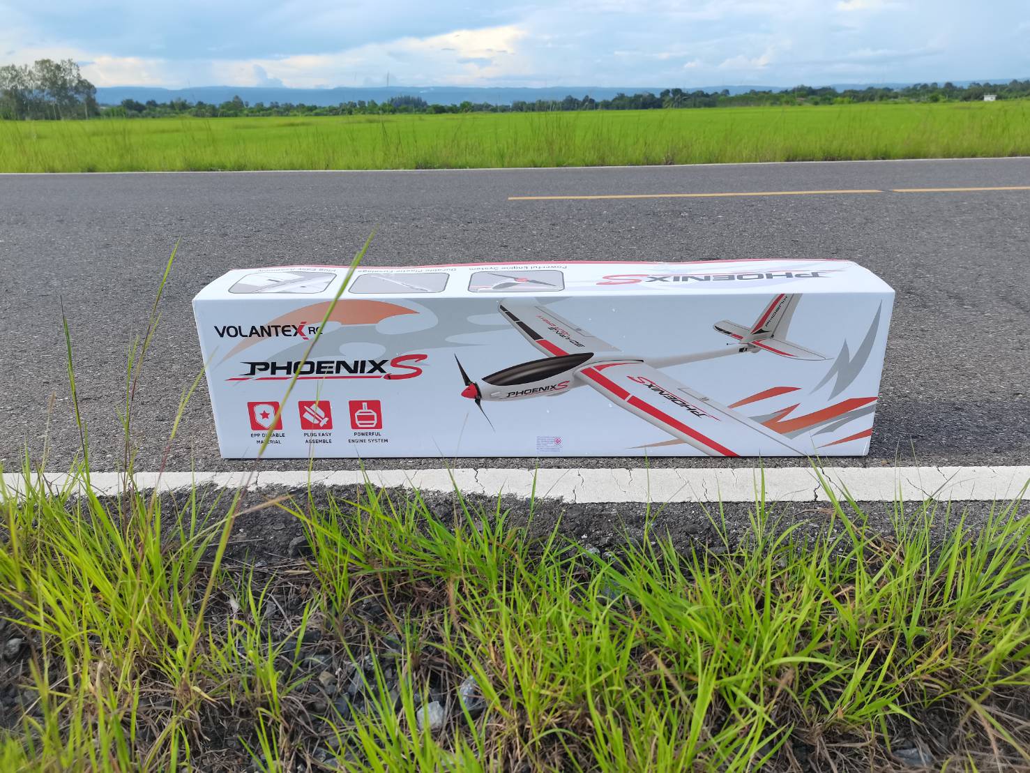 เครื่องร่อนลำยัก Volantex RC Phoenix 1.6m Glider ( V742-6 2.4GHZ 4CH สินค้าลำใหญ่บินดีมากๆ )มีระบบควบคุมการบินที่ดีเยี่ยม เหมาะกับคนชอบบินนานๆ แบตเตอร์รี่ 7.4V 1500 MA/H พร้อมชุดชร์าจ
