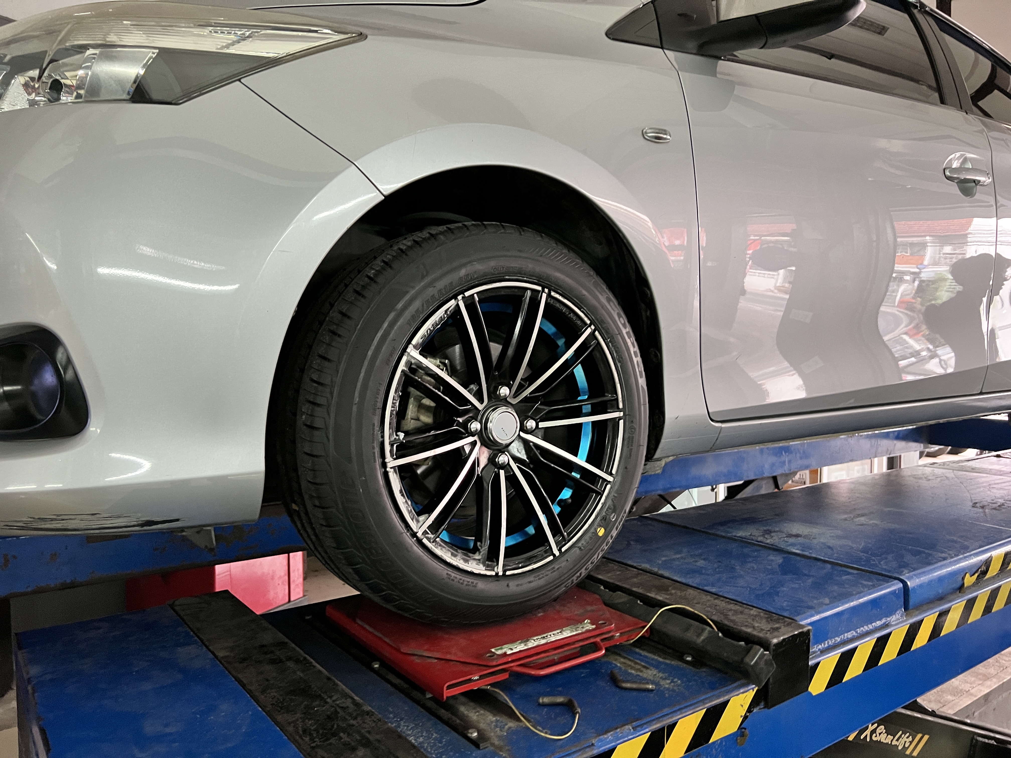 Toyota vios เปลี่ยนยางใช้งาน Bridgestone ยางพรีเมี่ยม ใช้งานดี สบายใจ [+] Bridgestone EP300 [+] ขนาด 195/55R15 โปรโมชั่นราคาพิเศษ ติดต่อสอบถามเพิ่มเติม โทร : 08-6569-1915 บุ๊ก และทีมงาน ยินดีต้อนรับครับ 𝙊𝙪𝙧 𝙎𝙚𝙧𝙫𝙞𝙘𝙚 บริการทางร้าน เรารับทำอะไรบ้าง 🔧 ติดตั้งยางแบบไร้รอย 100% 🔧 บริการสลับยาง ตามอายุ 🔧 มียางรถยนต์ทุกยี่ห้อให้เลือกซื้อ 🔧 เช็คช่วงล่าง แก้ปัญหาให้ตรงจุด 🔧 บริการล้างลิ้นปีกผีเสื้อ 🔧 บริการเช็คระยะรถยนต์ 🔧 เปลี่ยนถ่ายของเหลวทั้งระบบ 🔧 ตั้งศูนย์ด้วยเครื่อง HUNTER นำเข้าจาก USA สอบถามข้อมูลเพิ่มเติม หรือนัดหมายเข้ารับบริการ Tel : 08-6569-1915 Tel : 08-6544-5963 Line id : @88rw Tiktok : https://www.tiktok.com/@88rwycrr Youtube : https://youtube.com/@88rw Facebook : https://www.facebook.com/otaninon Location : https://goo.gl/maps/HrNUAZXPN94KvxZ98?coh=178573&entry=tt #รถยนต์มีปัญหาไม่รู้ต้องแก้ตรงไหน ทางเรายินดี ตรวจหาปัญหาและหาวิธีแก้ บอกลูกค้าก่อนลงมือทำเสมอราคาเป็นธรรมไม่เอาเปรียบ สบายใจคุณลูกค้า ---------------------------------- ดูแลให้คำปรึกษาทุกปัญหาคาใจ ไม่ทิ้งลูกค้า มีบริการหลังการขาย 【ให้ผู้เชี่ยวชาญของเรา ดูแลรถคุณ】 ร้านยางเจริญรุ่งเรือง ยินดีต้อนรับครับ #ยางรถยนต์ #Bridgestone #ep3000