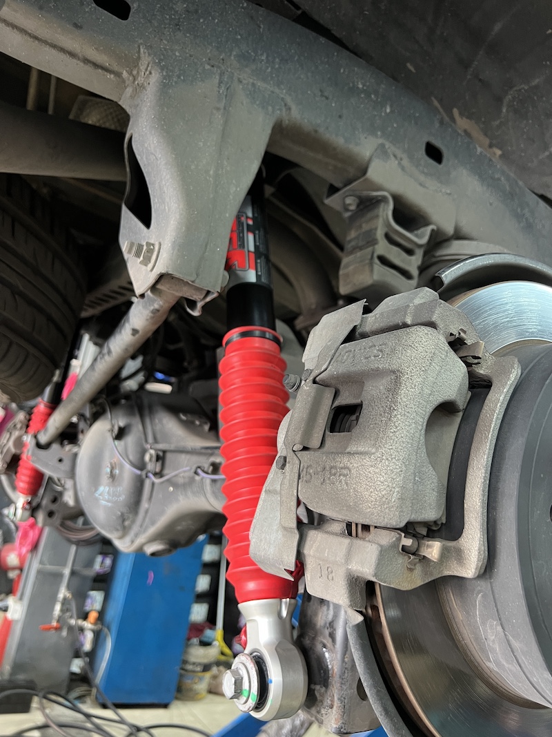TOYOTA Fortuner Champ ติดตั้งโช้คอัพ YSS Z-Series Full Set สิ่งที่จะได้รับหลังจากติดตั้ง: นิ่ง นุ่ม หนึบ สมบูรณ์แบบ: โช้คอัพ Monotube ตัวท็อป ให้ฟีลลิ่ง "Complete Feeling" เกาะถนนดีเยี่ยม ไม่โคลงเคลง ปรับได้ 25 ระดับ (Rebound): ปรับจูนได้อย่างละเอียด เพื่อหาค่าความหนึบที่ลงตัวที่สุดสำหรับทุกสภาพถนนและทุกความเร็ว เทคโนโลยี VVSC: วาล์วอัจฉริยะที่ช่วยปรับการทำงานของโช้คอัพให้เหมาะกับความเร็วที่ใช้ (นุ่มที่ความเร็วต่ำ หนึบที่ความเร็วสูง) วัสดุเกรดอากาศยาน: แข็งแรงทนทานเป็นพิเศษ ระบายความร้อนได้ดี ทำให้สมรรถนะคงที่แม้เดินทางไกล จบครบทุกขั้นตอน: ติดตั้ง Setup และตั้งศูนย์โดยทีมช่างผู้เชี่ยวชาญ เหมาะสำหรับใคร? เจ้าของ Fortuner ที่ต้องการ Performance สูงสุด ผู้ที่ต้องการ ความละเอียดในการปรับจูน ช่วงล่างเพื่อให้ลงตัวกับสไตล์การขับขี่ของตัวเอง 👉 ยกระดับรถคุณให้เหนือกว่าใคร! นัดหมายเข้ารับบริการได้เลยครับ 📌 สอบถามข้อมูลเพิ่มเติม หรือนัดหมายเข้ารับบริการ ☎️ : 08-6569-1915 ☎️ : 08-6544-5963 💬 Line id : @88rw 📍 Location : https://goo.gl/maps/HrNUAZXPN94KvxZ98 🌐 Facebook : https://www.facebook.com/88rwtire #Toyota #Fortuner #YSS #ZSeries #YSSSuspension #โช้คอัพ #ช่วงล่าง #ยางเจริญรุ่งเรือง #นนทบุรี #งามวงศ์วาน