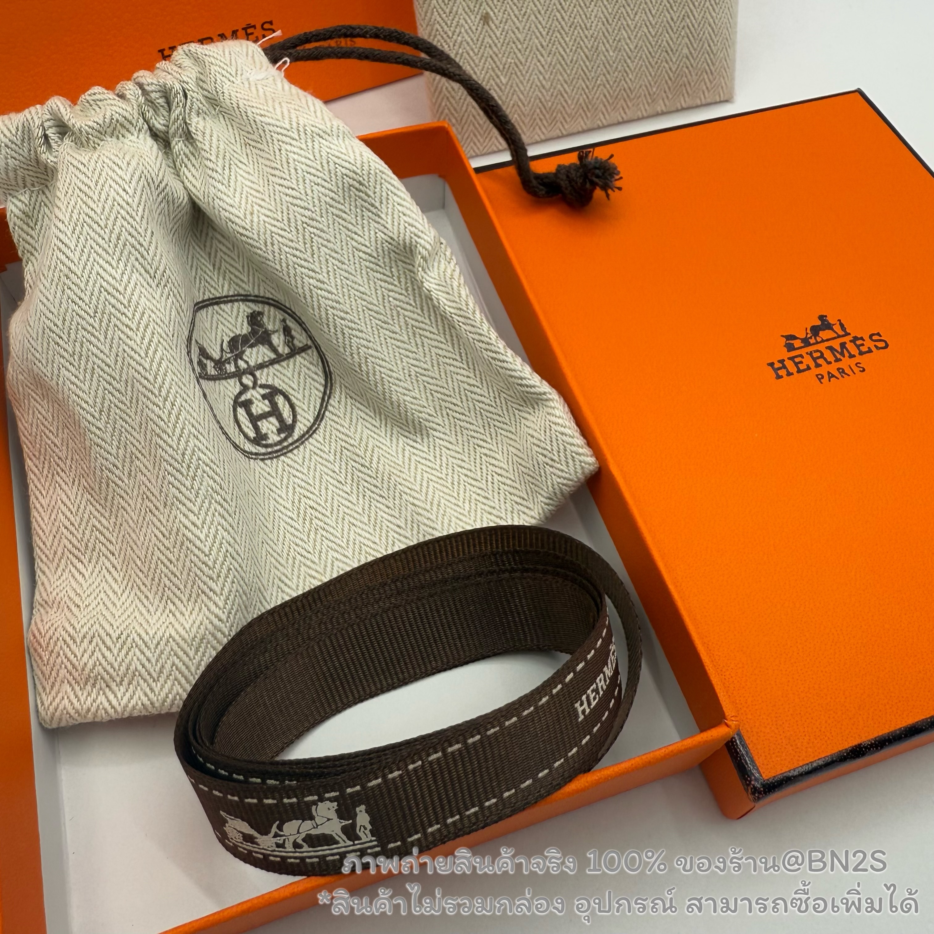 ชุดกล่องใส่เครื่องประดับ ถุงกระดาษ Hermes ประกอบไปด้วย ถุงกระดาษ ขนาด 21x17 cm. กล่อง พร้อมที่รองผ้ากำมะหยี่ ขนาด 10x9.5 cm.