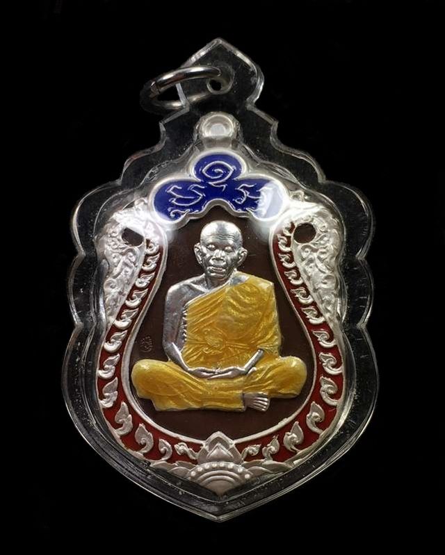 เหรียญเสมาหลวงพ่อคูณ ปริสุทโธ วัดบ้านไร่ รุ่น ชินบัญชรมหาเศรษฐี ๙๑ เหรียญจากชุดกรรมการ เนื้อนวะโลหะหน้ากากเงินขอบเงิน ปะฉลุลงยา 3 สี แดง+น้ำเงิน+เหลือง หมายเลข ๑๙