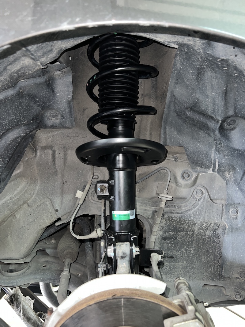 Mazda 2 Diesel ติดตั้งโช้คอัพ Tein EnduraPro Basic พร้อมอะไหล่ส่วนควบใหม่ทั้งหมด สิ่งที่จะได้รับหลังจากติดตั้ง: ฟีลลิ่งหนึบแน่นสไตล์ญี่ปุ่น: โช้คอัพ Tein EnduraPro Basic ให้ความหนึบแน่นที่เหนือกว่าโช้คเดิม แต่ยังคงความนุ่มนวลไว้ เทคโนโลยี H.B.S.: ช่วยดูดซับแรงกระแทกในจังหวะยุบตัวสุด ลดอาการกระดอนเมื่อเจอหลุมหรือคอสะพาน คุณภาพมาตรฐาน OEM: ผลิตจากวัสดุคุณภาพสูง ทนทาน และติดตั้งแทนของเดิมได้ทันที ไม่ต้องดัดแปลง ความมั่นคงที่เพิ่มขึ้น: รถทรงตัวได้นิ่งขึ้น เข้าโค้งมั่นใจ ลดอาการโคลงเคลง เหมาะกับสมรรถนะของเครื่องยนต์ดีเซล เหมาะสำหรับใคร? เจ้าของ Mazda 2 Diesel ที่ต้องการความหนึบและมั่นคงในการขับขี่ประจำวัน ผู้ที่ต้องการอัปเกรดความทนทานและความปลอดภัยของช่วงล่าง โดยไม่ต้องการโหลดเตี้ย 👉 สำหรับเจ้าของ Mazda 2 ที่อยากได้ฟีลลิ่งขับขี่ที่มั่นใจกว่าเดิม Tein EnduraPro Basic คือคำตอบ! 📌 สอบถามข้อมูลเพิ่มเติม หรือนัดหมายเข้ารับบริการ ☎️ : 08-6569-1915 ☎️ : 08-6544-5963 💬 Line id : @88rw 📍 Location : https://goo.gl/maps/HrNUAZXPN94KvxZ98 🌐 Facebook : https://www.facebook.com/88rwtire #Mazda #Mazda2 #SkyactivDiesel #Tein #EnduraPro #โช้คอัพ #ช่วงล่าง #ยางเจริญรุ่งเรือง #นนทบุรี #งามวงศ์วาน