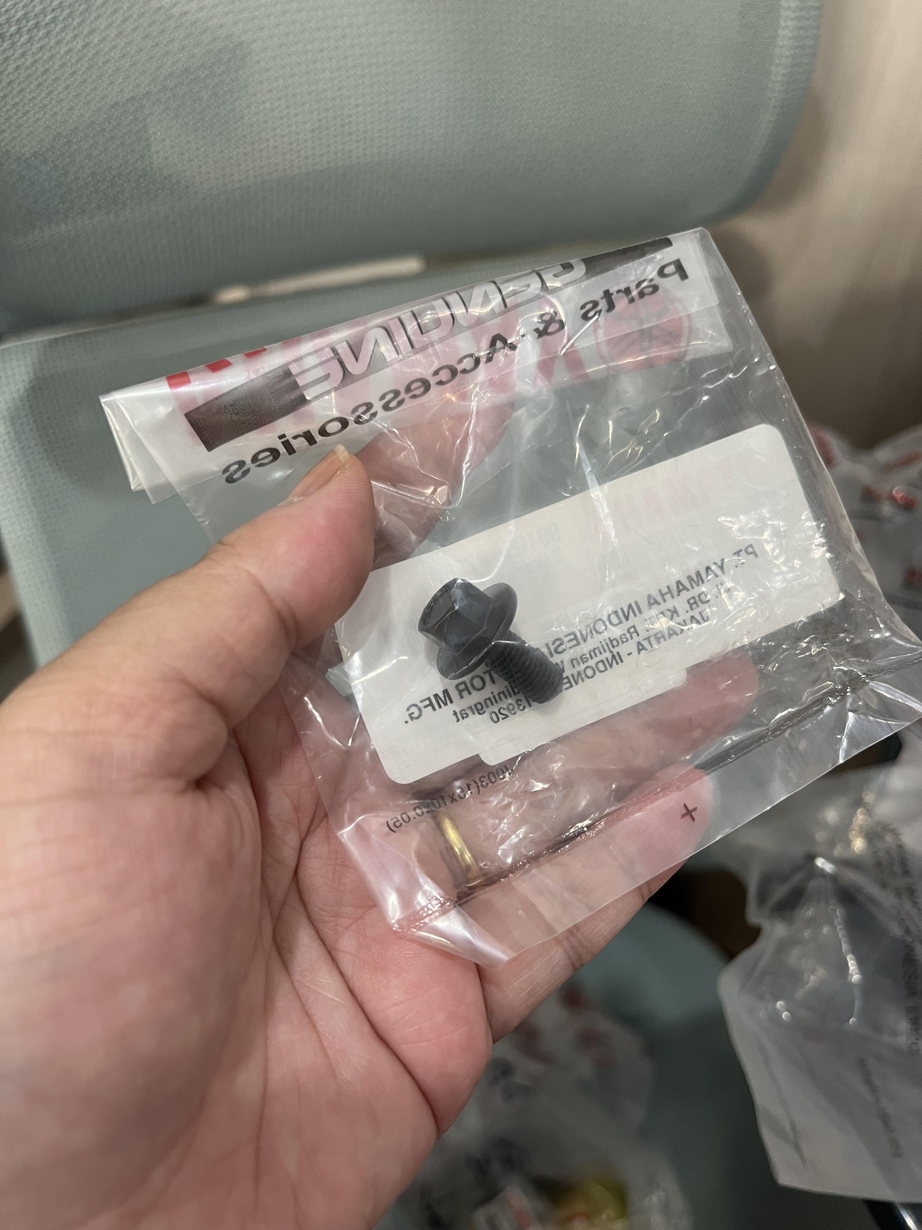 น็อตขันเฟืองราวลิ้น FINO 125 แท้ๆ 90105-07801