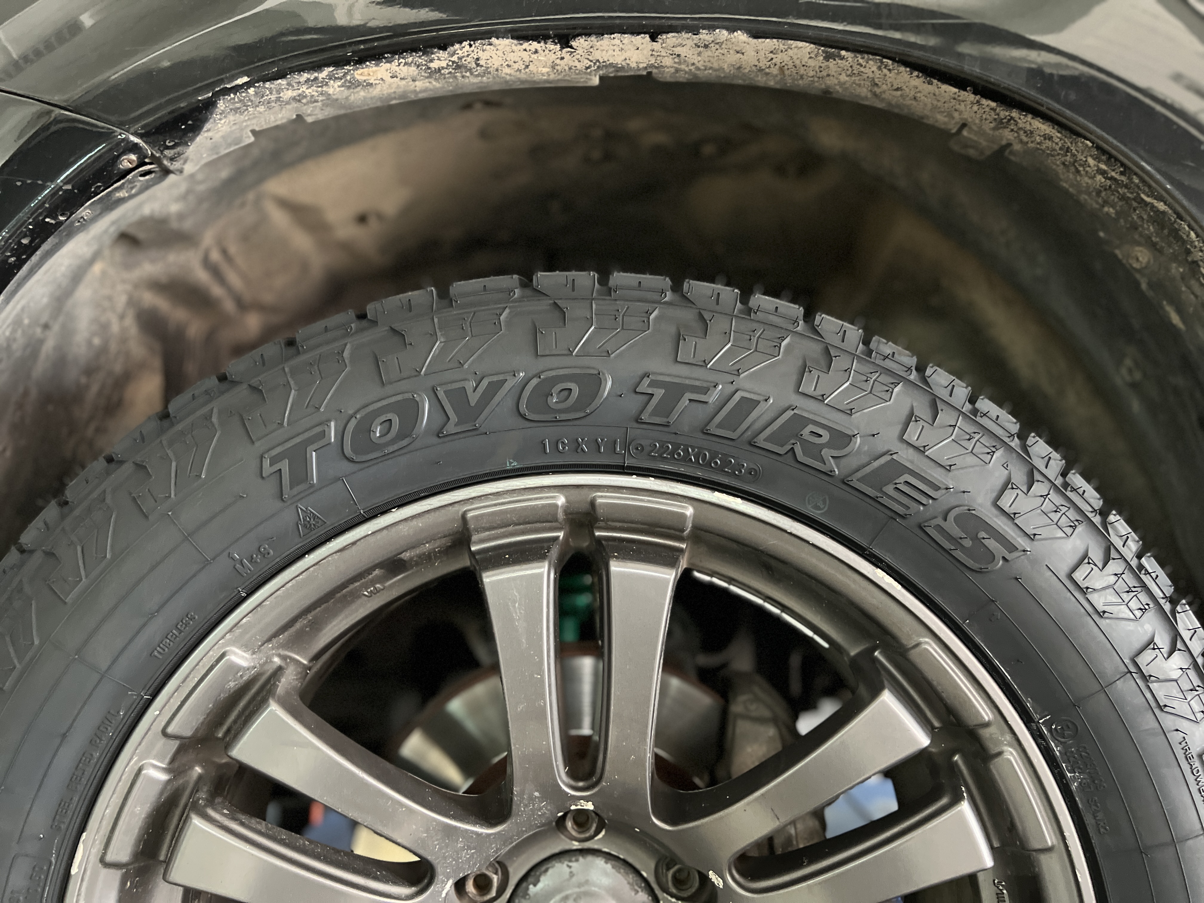 TOYOTA HILUX VIGO แฟนเพจชาวต่างชาติ เข้ารับบริการเปลี่ยนยางรถยนต์เน้นใช้งานลุยๆแบบมืออาชีพ [+] TOYO OPEN COUNTRY AT3 ขนาด 265/55R20 𝙊𝙪𝙧 𝙎𝙚𝙧𝙫𝙞𝙘𝙚 บริการทางร้าน เรารับทำอะไรบ้าง 🔧 ติดตั้งยางแบบไร้รอย 100% 🔧 บริการสลับยาง ตามอายุ 🔧 มียางรถยนต์ทุกยี่ห้อให้เลือกซื้อ 🔧 เช็คช่วงล่าง แก้ปัญหาให้ตรงจุด 🔧 บริการล้างลิ้นปีกผีเสื้อ 🔧 บริการเช็คระยะรถยนต์ 🔧 เปลี่ยนถ่ายของเหลวทั้งระบบ 🔧 ตั้งศูนย์ด้วยเครื่อง HUNTER นำเข้าจาก USA สอบถามข้อมูลเพิ่มเติม หรือนัดหมายเข้ารับบริการ Tel : 08-6569-1915 Tel : 08-6544-5963 Line id : @88rw Tiktok : https://www.tiktok.com/@88rwycrr Youtube : https://youtube.com/@88rw Facebook : https://www.facebook.com/otaninon Location : https://goo.gl/maps/HrNUAZXPN94KvxZ98?coh=178573&entry=tt #รถยนต์มีปัญหาไม่รู้ต้องแก้ตรงไหน ทางเรายินดี ตรวจหาปัญหาและหาวิธีแก้ บอกลูกค้าก่อนลงมือทำเสมอราคาเป็นธรรมไม่เอาเปรียบ สบายใจคุณลูกค้า ---------------------------------- ดูแลให้คำปรึกษาทุกปัญหาคาใจ ไม่ทิ้งลูกค้า มีบริการหลังการขาย 【ให้ผู้เชี่ยวชาญของเรา ดูแลรถคุณ】 ร้านยางเจริญรุ่งเรือง ยินดีต้อนรับครับ ---------------------------------- #โช๊คอัพรถยนต์ #monroe #yss #kayaba #profender #ร้านยางเจริญรุ่งเรือง #นนทบุรี #งามวงศ์วาน #amsfix #บริการช่วงล่างรถยนต์ #ซ่อมบำรุงช่วงล่าง #เซทอัพโช๊คอัพรถยนต์