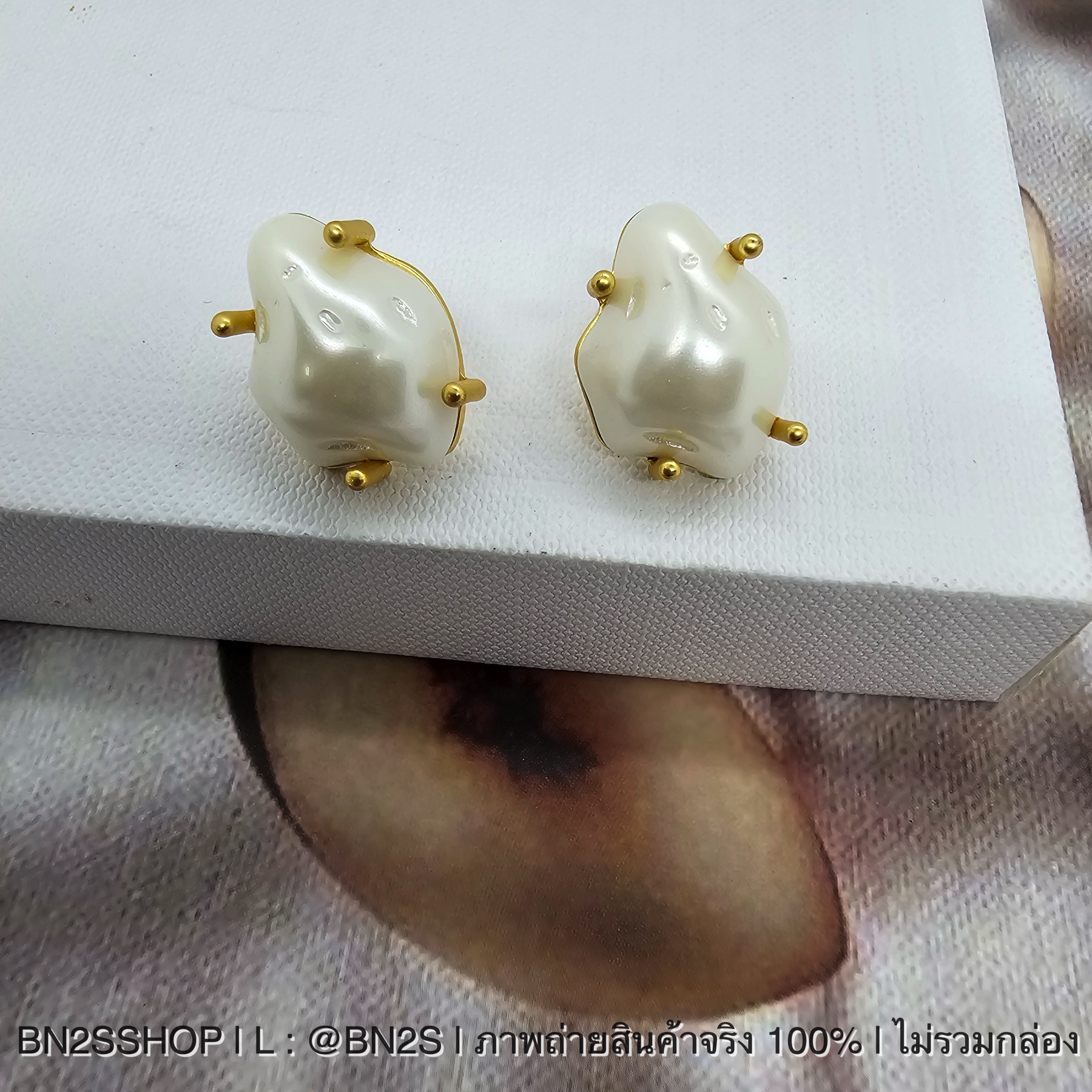 ต่างหูซีลีน จี้หินไข่มุกสีขาว งานปั๊มแบรนด์ด้านหลัง
