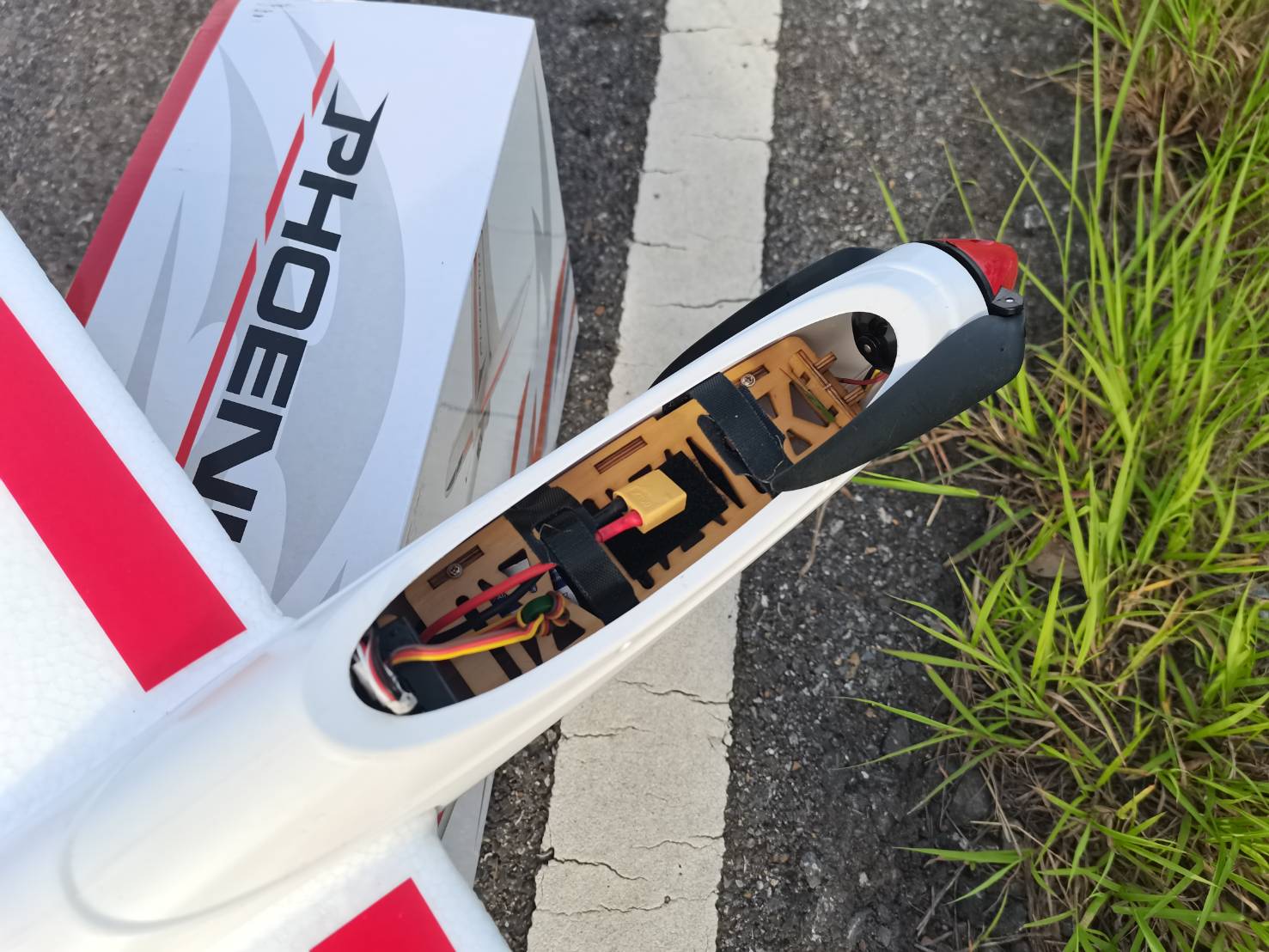 เครื่องร่อนลำยัก Volantex RC Phoenix 1.6m Glider ( V742-6 2.4GHZ 4CH สินค้าลำใหญ่บินดีมากๆ )มีระบบควบคุมการบินที่ดีเยี่ยม เหมาะกับคนชอบบินนานๆ แบตเตอร์รี่ 7.4V 1500 MA/H พร้อมชุดชร์าจ