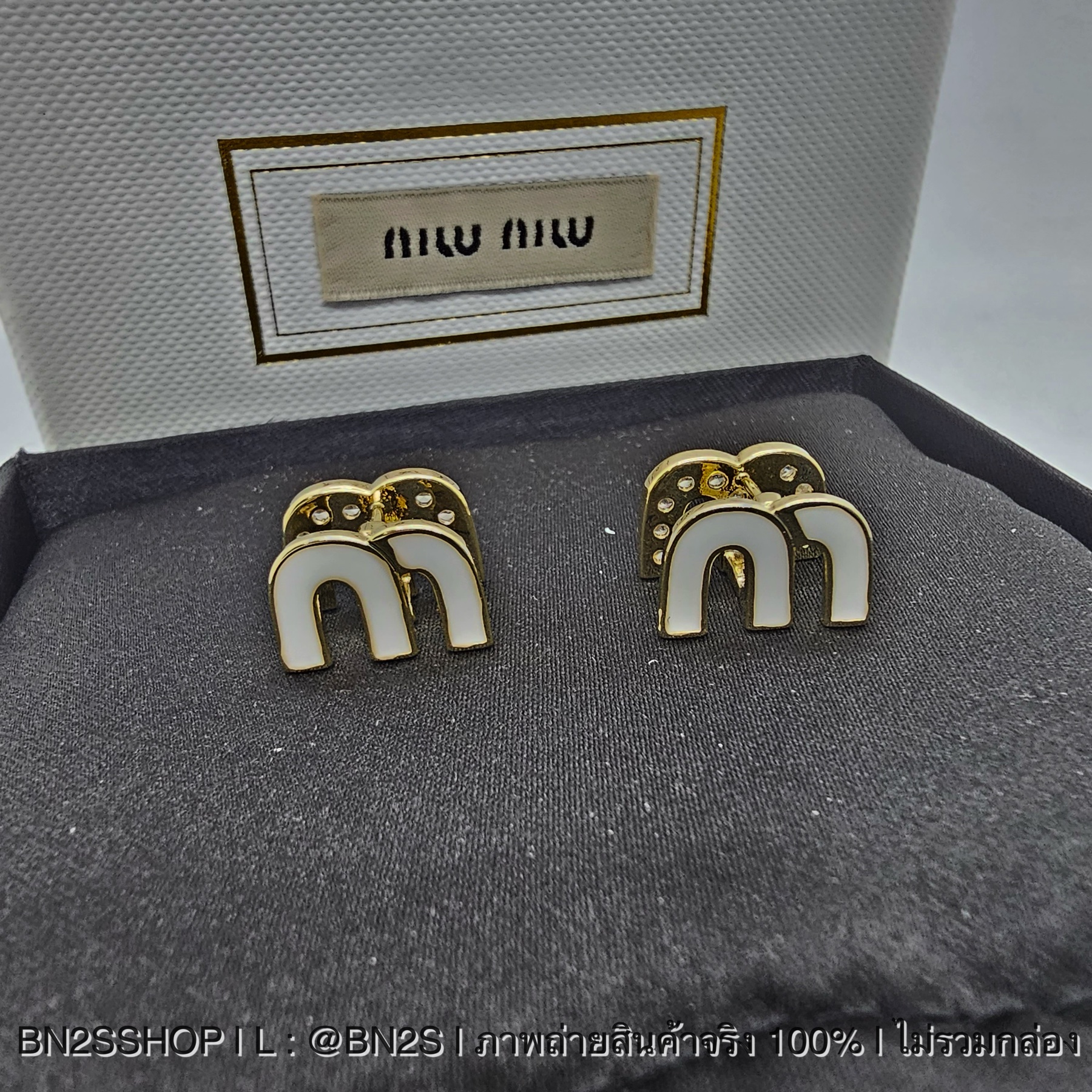 ต่างหูมิว MIU logo-plaque stud earrings ต่างหู ตัวโลโก้ ใส่ได้ 2 ด้าน พร้อมส่งในไทย ฝั่งเพชร และ สี งานสวย เคลือบอย่างดี