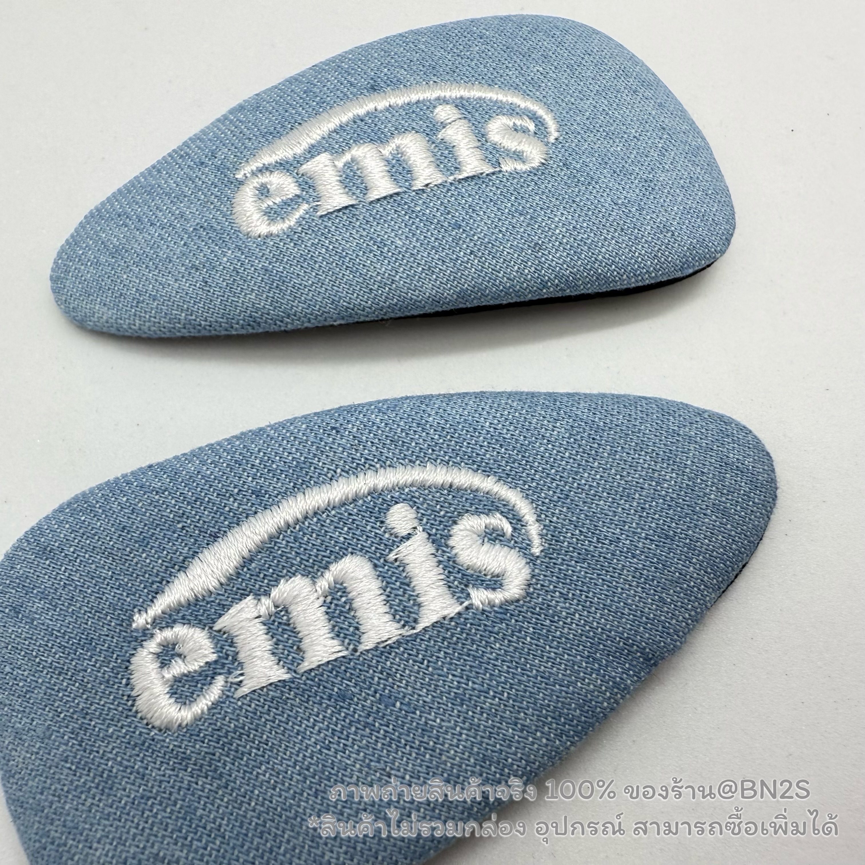 สีกรม | Emis New Logo Denim Wide Hairpin ที่หนีบผมอีมีส ผ้ายีนส์ตัวใหม่ ชนช๊อป มีให้เลือก 3 สีพร้อมส่งในไทย ไม่ต้องรอของนาน ขนาด 8x4 cm.