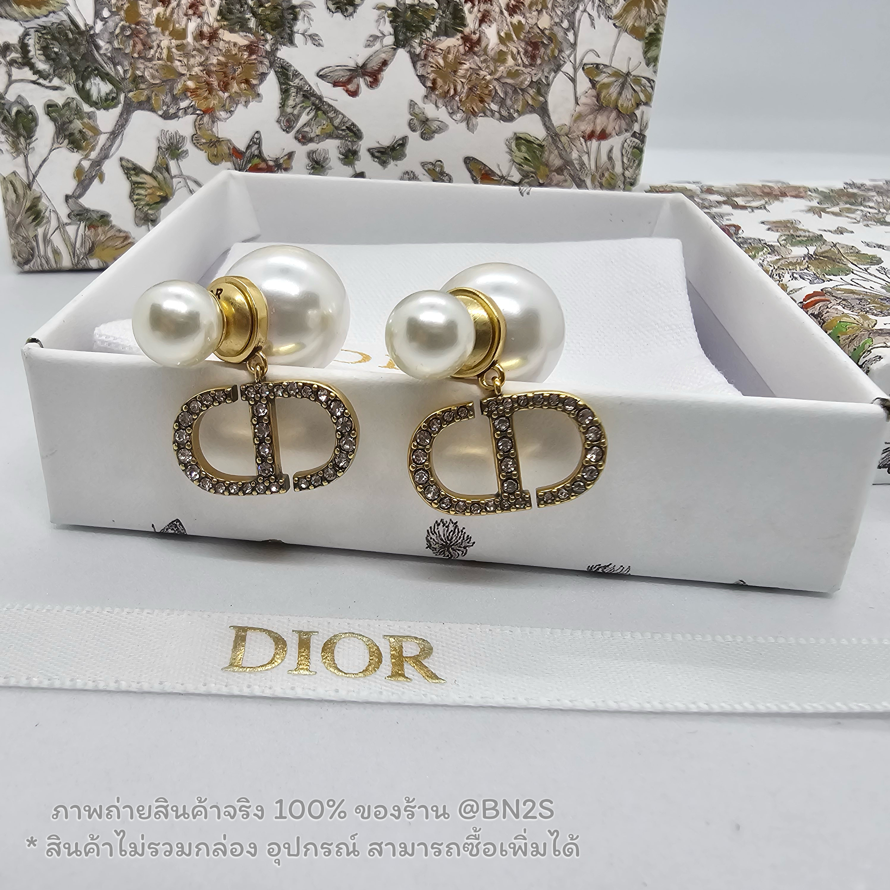 สีทอง | [ออริ] CHRISTAIN DIOR TRIBALES EARRINGS ต่างหูทับหลังไข่มุก ตัวจี้ CD ประดับเพชร งานสวยเกรดออริ ปั๊มโลโก้ งานสวยรับประกัน งาน : ออริ ORI สี : ทอง / เงิน ไม่รวมกล่อง มีถุงกระดาษ ซองซิปล็อค กล่องถนอม ให้