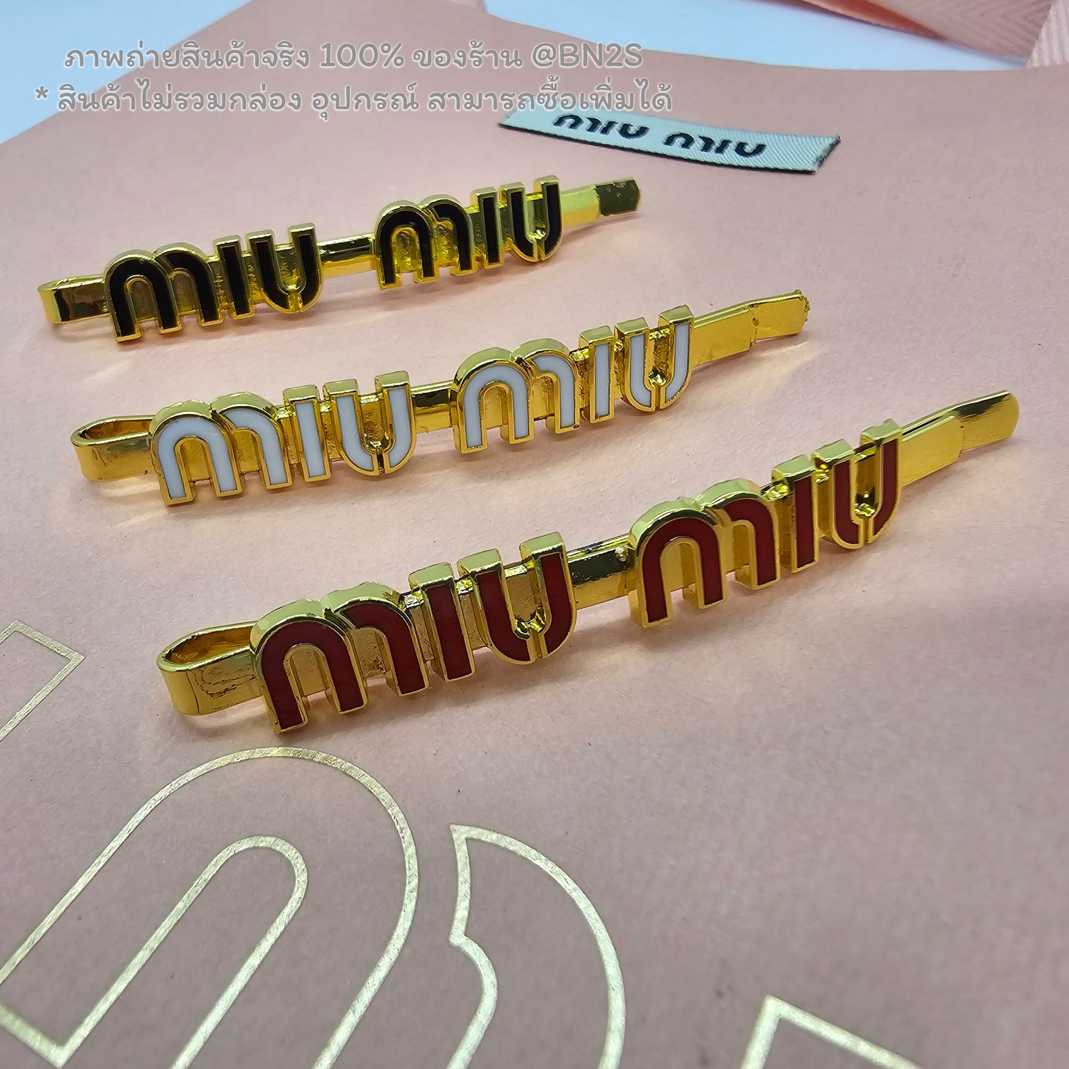สีแดง | MIU MIU CASUAL HAIR CLIP คลิปหนีบผมโลโก้มิว มิว อะไหล่สีทอง งานสวยพร้อมส่ง มี 3 สีให้เลือก 1 ชิ้น 💕 เลเซอร์ด้านหลัง