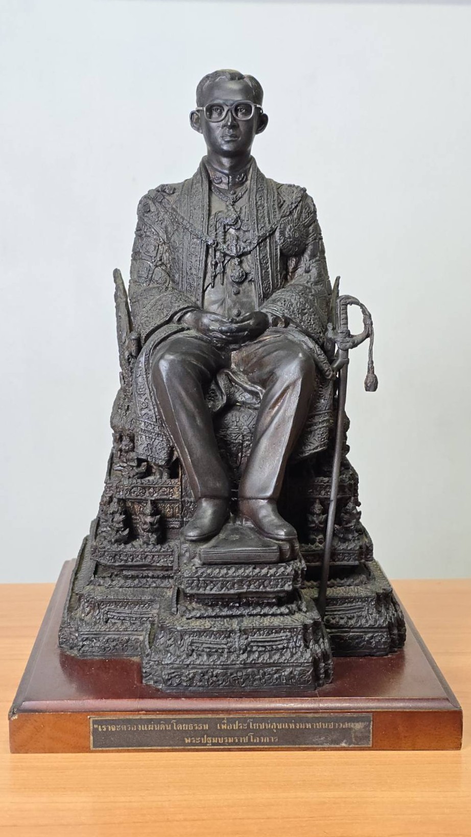 พระบรมรูปพระบาทสมเด็จพระเจ้าอยู่หัว รัชกาลที่9 จัดสร้างกระทรวงมหาดไทยปี 2539 หมายเลขประจำองค์ ๗๖๘๑