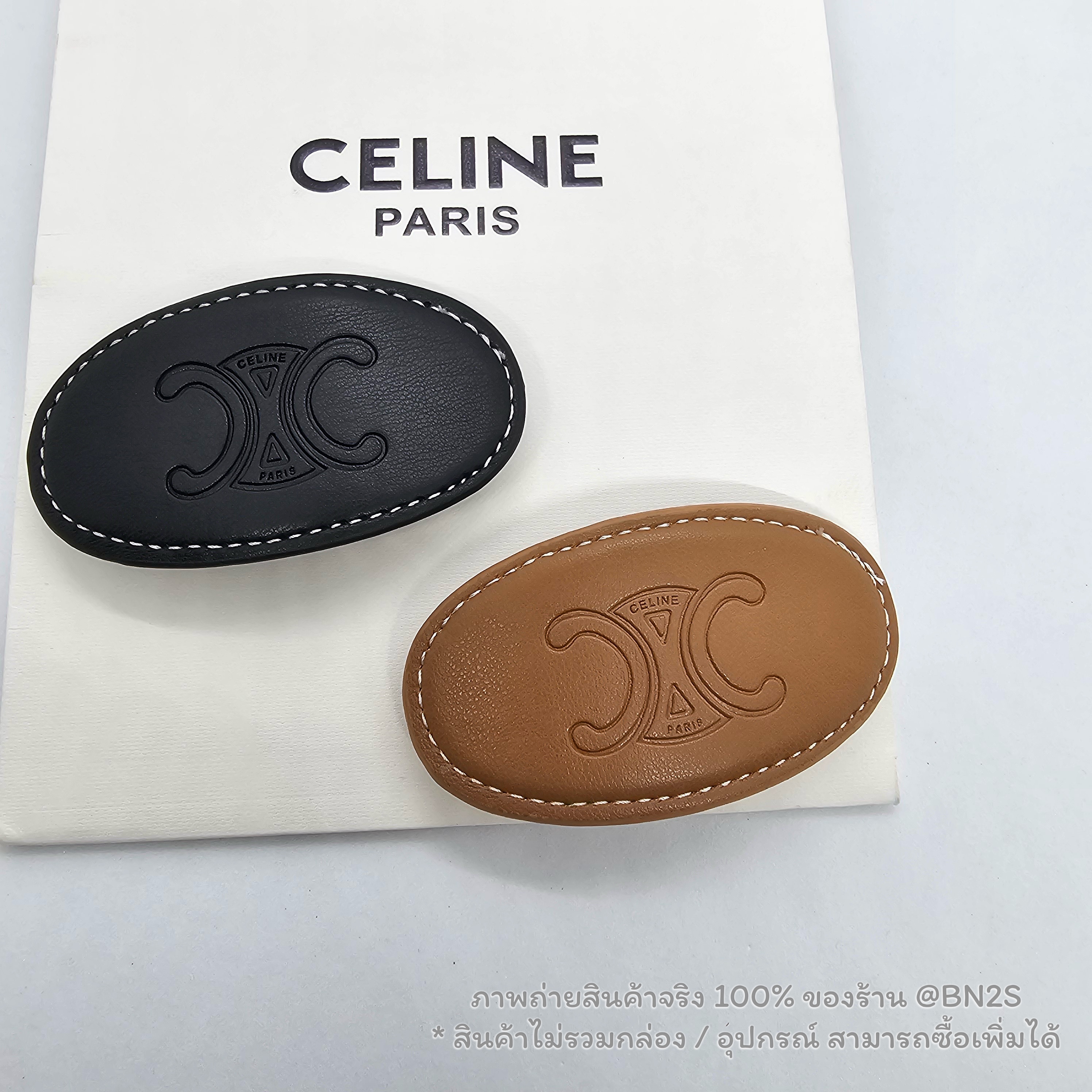 สีดำ | CELINE CUIR HAIR CLIP IN CALFSKIN AND STEEL กิ๊บหนังวงกลมซีลีน งานปั๊มโชว์โลโก้ตะโกน มี 2 สี น้ำตาล และดำ งานสวย น่ารัก ขนาด 5x9 cm. | น้ำหนัก 15 กรัม ไม่รวมกล่อง อุปกรณ์ สำเนา