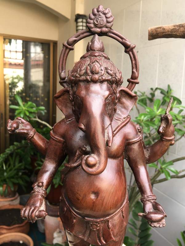 รุ่นแรก ปี 2552 พระพิฆเนศวร จัดสร้างโดยอุทยานคลองเขื่อน รุ่น สำริด สำเร็จ สมปรารถนา เนื้อทองเหลือง สูง 12 นิ้ว สูงสุด 13.5 นิ้ว หมายเลข 2388 พร้อมบัตรรับรองพระแท้