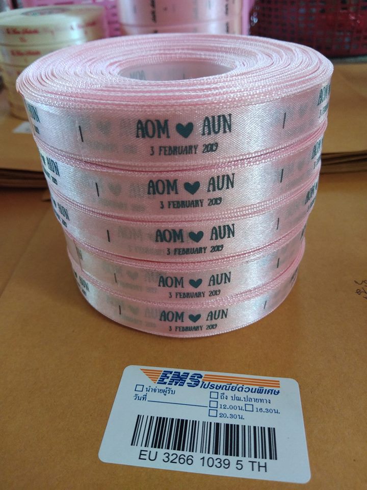 ป้ายคอเสื้อ เนื้อริบบิ้นซาติน 1.3 ซม. ริบบิ้นสีชมพู 64a พิมพ์เทา 5 ม้วน