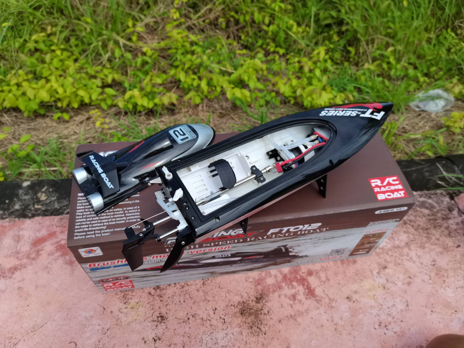 เรือบังคับวิทยุ FT012RACING BOAT 2.4GHZ ความเร็ว 45KM/H มอเตอร์ BRUSHLESS แบตเตอรี่ 11.1 1800MAH