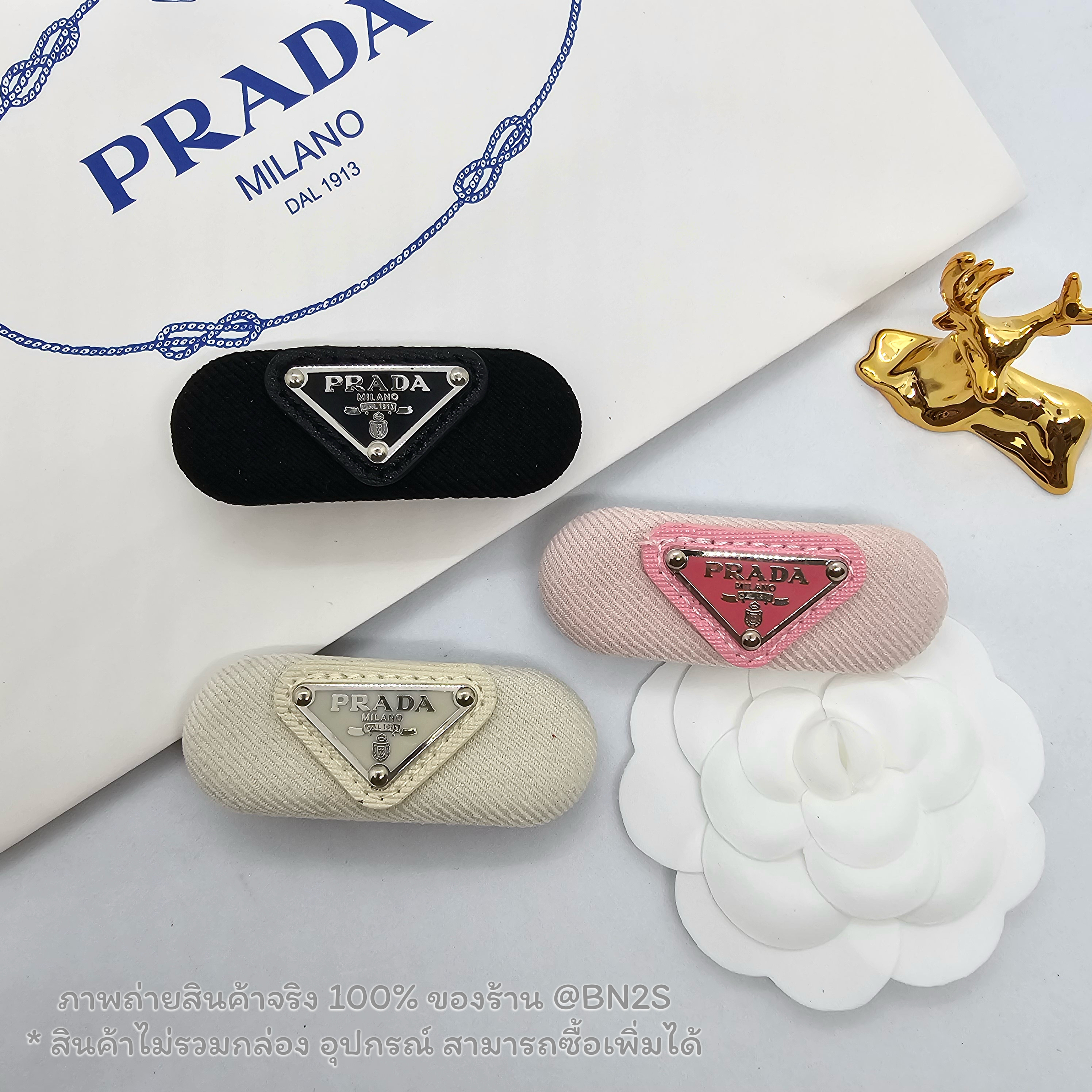 สีชมพู | กิ๊บหนีบผมปราด้า แบบสปริง รุ่น PRADA Enamel-logo hair clip ตัวหนีบสปริงติดโลโก้เพลท ตัวงานเป็นผ้าโลโก้วงรี ภาพถ่ายงานจริง