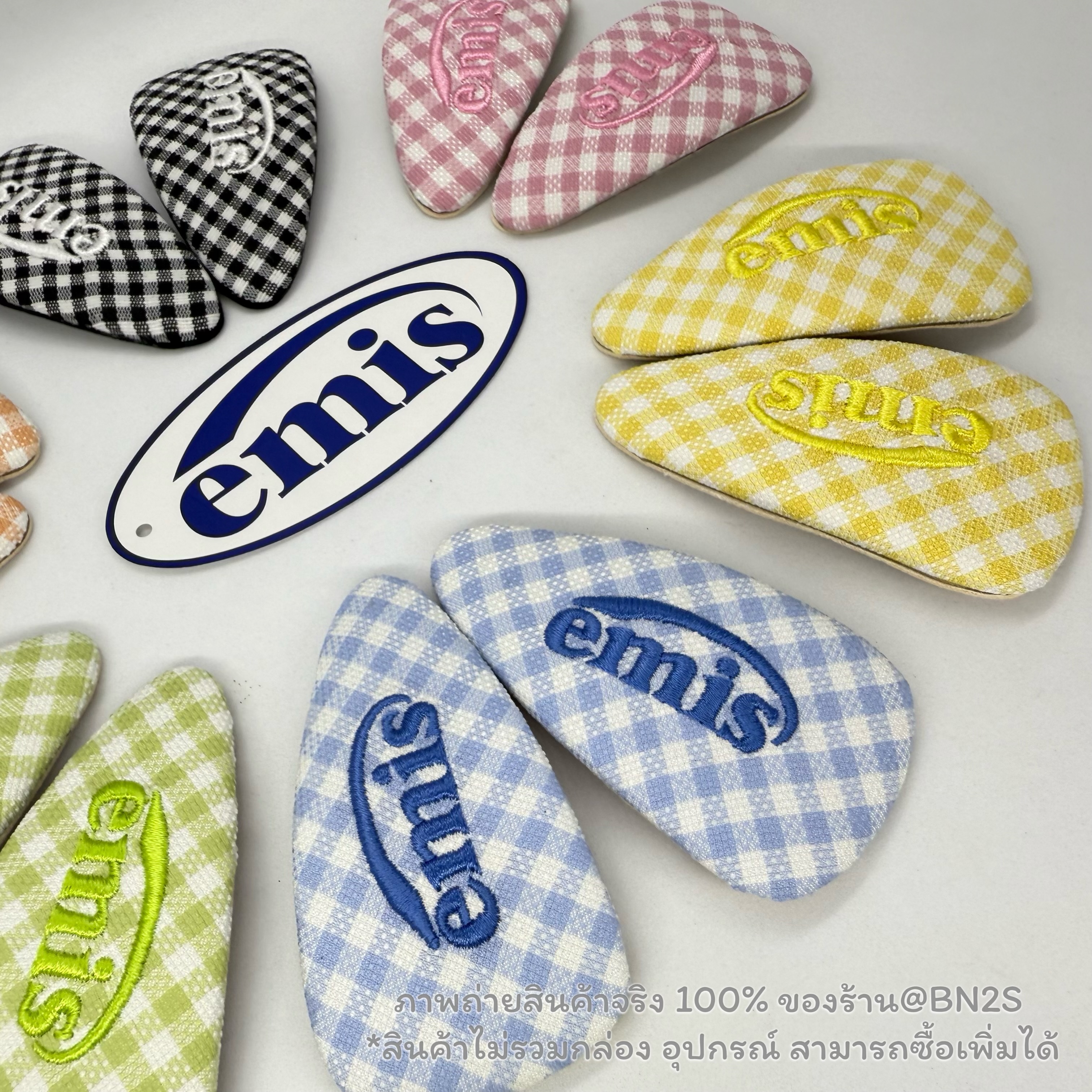 สีเหลือง | พร้อมส่ง EMIS GINGHAM CHECK WIDE HAIRPIN กิ๊บหนีบสามเหลี่ยม อีมีสสึ งานปักผ้าลายสก๊อต พร้อมส่งในไทย ไม่ต้องรอพรีฯ ❌ แพ๊คคู่ ซ้าย-ขวา น้า ขนาด : 8x4 cm. ไม่มีกล่อง อุปกรณ์
