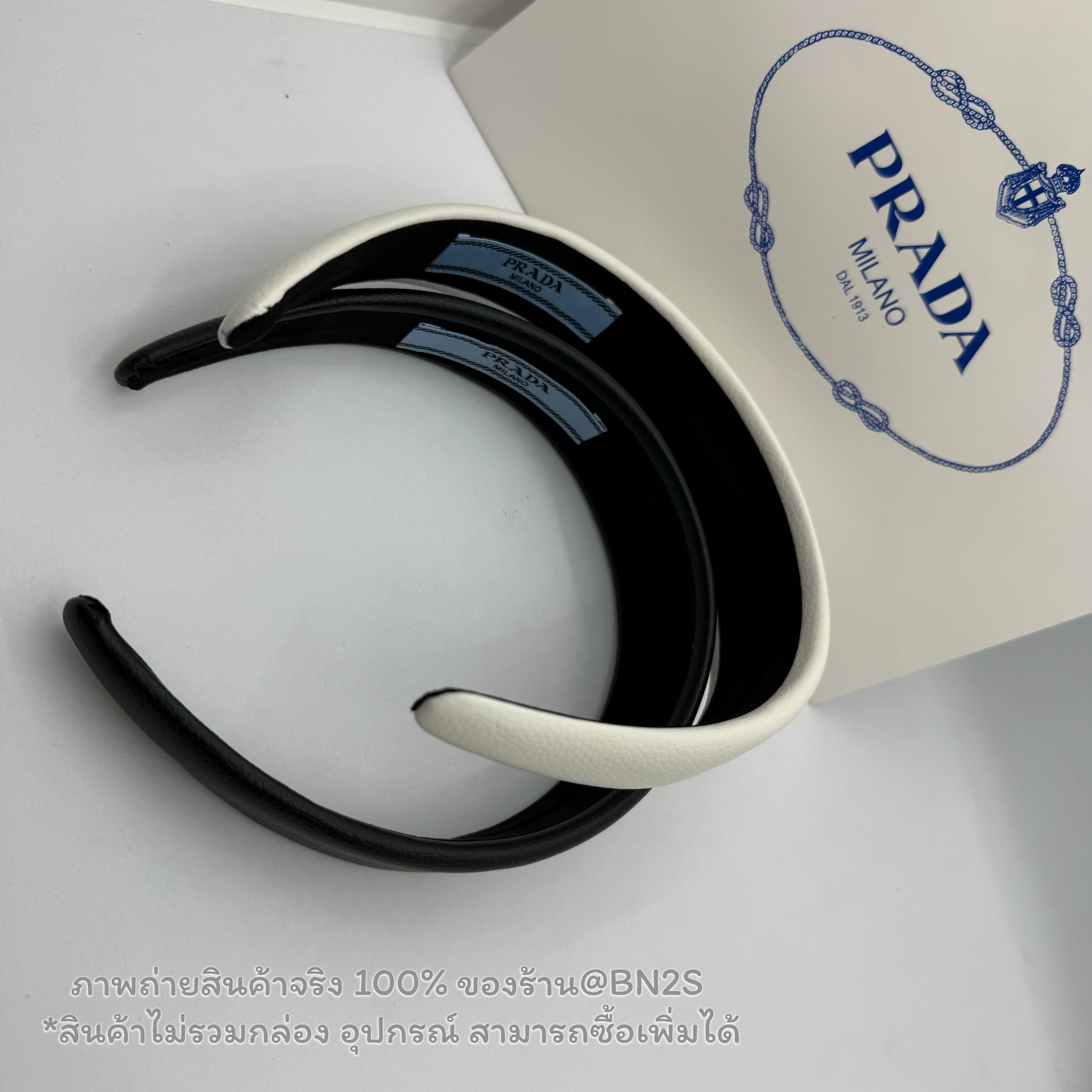 สีดำ | มาใหม่ Prada Leather Headband ที่คาดผมผู้หญิง ปราด้า งานหนัง โชว์โลโกเพลทปราด้า สีขาว-ดำ 2 สี งานสวยติดโลโก้ป้ายผ้า สี ขาว - ดำ ไม่มีกล่อง อุปกรณ์