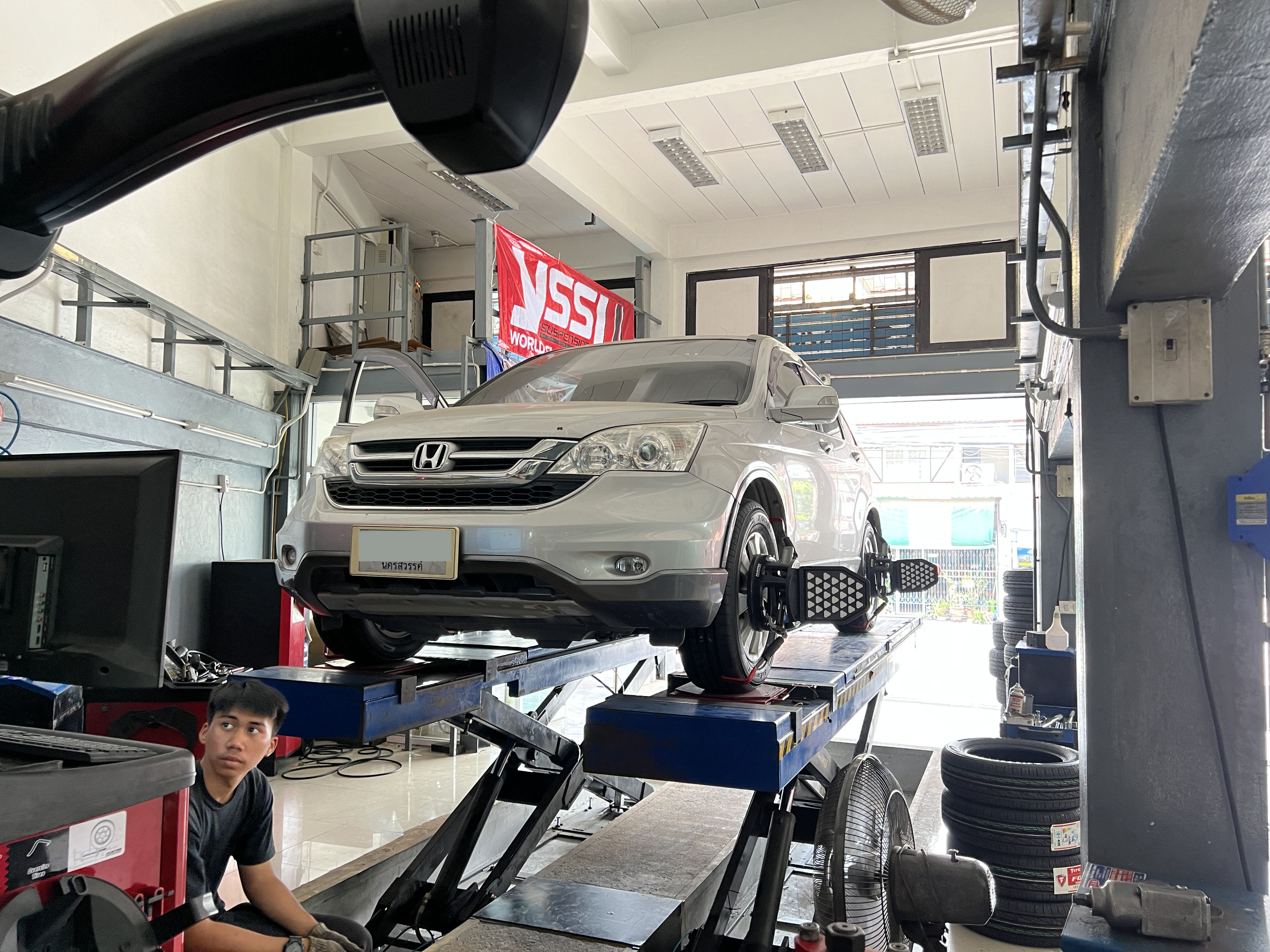 HONDA CRV ลูกค้าใช้งานยาง YOKOHAMA มาตลอดเปลี่ยนยางคราวนี้ใช้ต่อรุ่นเดิม นุ่มนวล ปลอดภัย ไปได้ทุกที่ ไม่ต้องกังวล [+] YOKOHAMA BLUEARTH XT AE61 [+] ขนาด 225/65R17 โปรโมชั่นราคาพิเศษ ติดต่อสอบถามเพิ่มเติม โทร : 08-6569-1915 บุ๊ก และทีมงาน ยินดีต้อนรับครับ 𝙊𝙪𝙧 𝙎𝙚𝙧𝙫𝙞𝙘𝙚 บริการทางร้าน เรารับทำอะไรบ้าง 🔧 ติดตั้งยางแบบไร้รอย 100% 🔧 บริการสลับยาง ตามอายุ 🔧 มียางรถยนต์ทุกยี่ห้อให้เลือกซื้อ 🔧 เช็คช่วงล่าง แก้ปัญหาให้ตรงจุด 🔧 บริการล้างลิ้นปีกผีเสื้อ 🔧 บริการเช็คระยะรถยนต์ 🔧 เปลี่ยนถ่ายของเหลวทั้งระบบ 🔧 ตั้งศูนย์ด้วยเครื่อง HUNTER นำเข้าจาก USA #รถยนต์มีปัญหาไม่รู้ต้องแก้ตรงไหน ทางเรายินดี ตรวจหาปัญหาและหาวิธีแก้ บอกลูกค้าก่อนลงมือทำเสมอราคาเป็นธรรมไม่เอาเปรียบ สบายใจคุณลูกค้า ---------------------------------- ดูแลให้คำปรึกษาทุกปัญหาคาใจ ไม่ทิ้งลูกค้า มีบริการหลังการขาย 【ให้ผู้เชี่ยวชาญของเรา ดูแลรถคุณ】 ร้านยางเจริญรุ่งเรือง ยินดีต้อนรับครับ #ยางรถยนต์ #yokohama #bluearthXT #AE61
