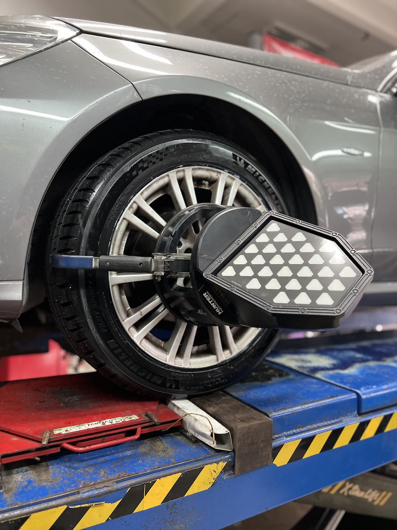 Mercedes benz เปลี่ยนยางใช้งานประจำวัน [+] Michelin pilot sport5 245/45R17 พร้อมบริการติดตั้ง ถ่วงล้อ เติมลมไนโตรเจน และ ตั้งศูนย์ 📌 สอบถามข้อมูลเพิ่มเติม หรือนัดหมายเข้ารับบริการ ☎️ : 08-6569-1915 ☎️ : 08-6544-5963 💬 Line id : @88rw 📍 Location : https://goo.gl/maps/HrNUAZXPN94KvxZ98 🌐 Facebook : https://www.facebook.com/88rwtire #ยางรถยนต์ #MICHELIN #PilotSport5