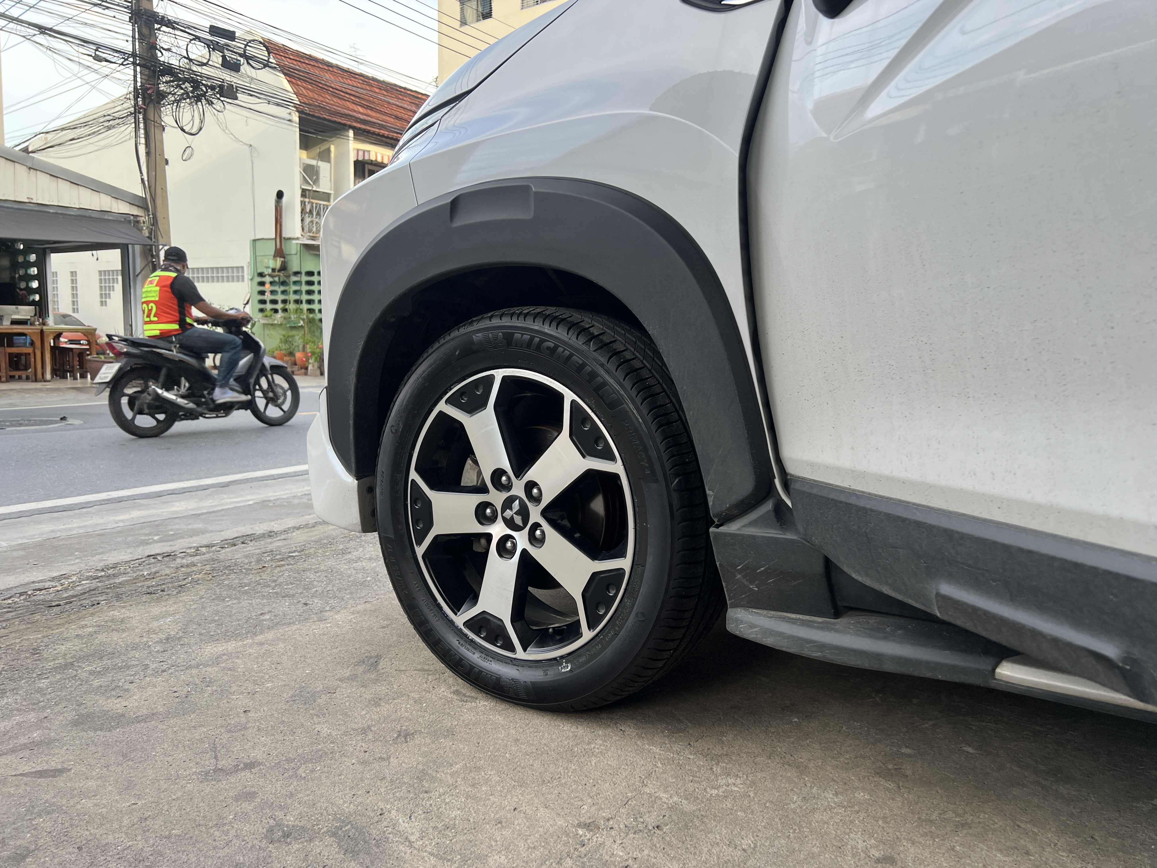 MITSUBISHI XPANDER เข้ารับบริการเปลี่ยนยางรถยนต์ ใช้งานประจำวัน [+] MICHELIN PRIMACY3 215/55R17 *นัดหมายก่อนเข้ารับบริการ เพื่อความรวดเร็วครับ 𝙊𝙪𝙧 𝙎𝙚𝙧𝙫𝙞𝙘𝙚 บริการทางร้านเรารับทำอะไรบ้าง 🔧 มียางรถยนต์ทุกยี่ห้อให้เลือกซื้อ 🔧 โช้คอัพ สปริง 🔧 เช็คช่วงล่าง แก้ปัญหาให้ตรงจุด 🔧 ติดตั้งยางแบบไร้รอย 100% 🔧 บริการสลับยาง ตามอายุ 🔧 บริการล้างลิ้นปีกผีเสื้อ 🔧 บริการเช็คระยะรถยนต์ 🔧 เปลี่ยนถ่ายของเหลวทั้งระบบ 🔧 ตั้งศูนย์ด้วยเครื่อง HUNTER นำเข้าจาก USA สอบถามข้อมูลเพิ่มเติม หรือนัดหมายเข้ารับบริการ ☎️ : 08-6569-1915 ☎️ : 08-6544-5963 Line id : @88rw Tiktok : https://www.tiktok.com/@88rwycrr Youtube : https://youtube.com/@88rw Facebook : https://www.facebook.com/88rwtire Location : https://goo.gl/maps/HrNUAZXPN94KvxZ98? #รถยนต์มีปัญหาไม่รู้ต้องแก้ตรงไหน ทางเรายินดี ตรวจหาปัญหาและหาวิธีแก้ บอกลูกค้าก่อนลงมือทำเสมอราคาเป็นธรรมไม่เอาเปรียบ สบายใจคุณลูกค้า ร้านยางเจริญรุ่งเรือง ยินดีต้อนรับครับ