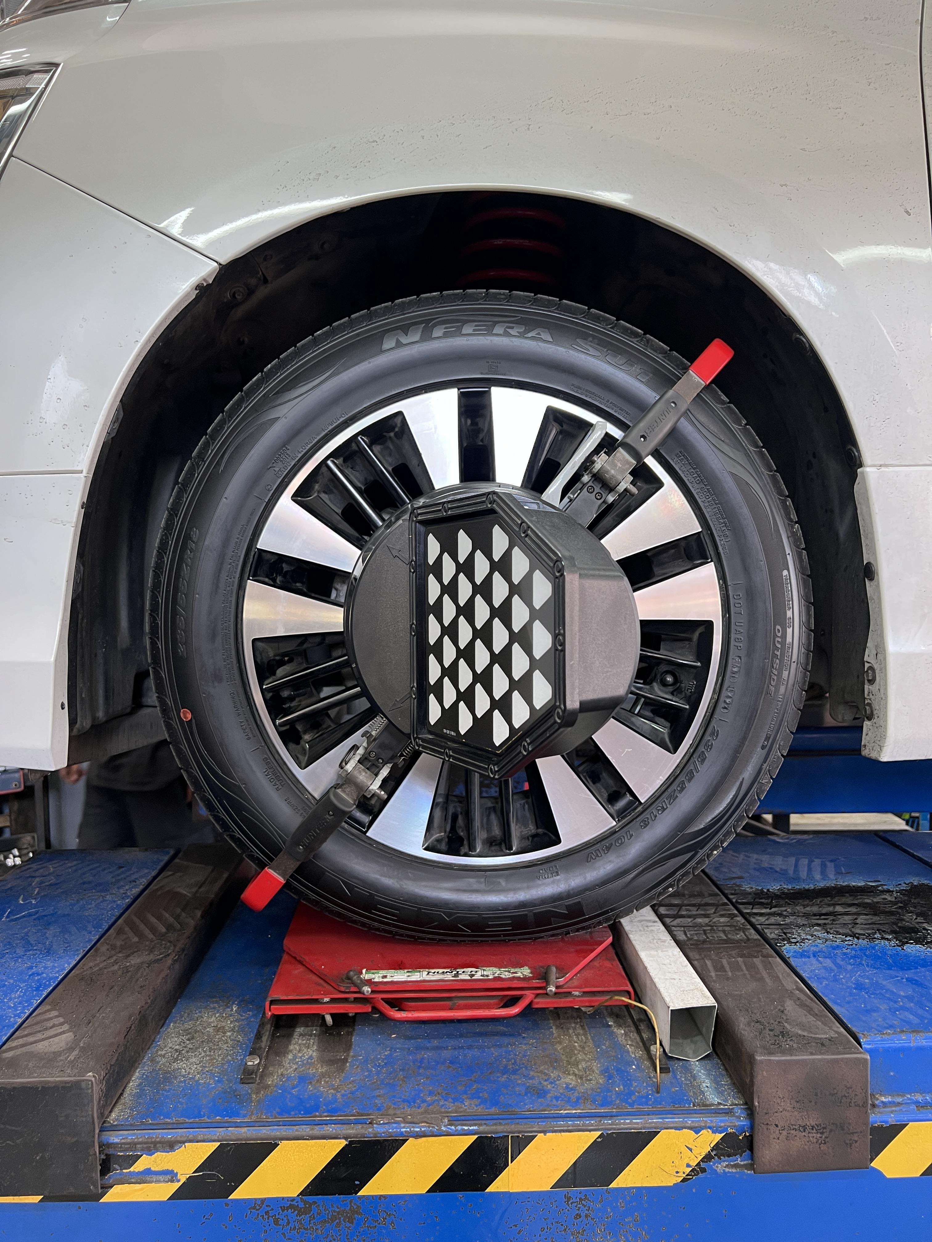 TOYOTA ALPHARD อัพเกรดช่วงล่าง และเปลี่ยนยางรถยนต์ [+] PROFENDER FITZ SERIES [+] NEXEN SU1 235/50R18 Location : https://goo.gl/maps/HrNUAZXPN94KvxZ98? รถยนต์มีปัญหาไม่รู้ต้องแก้ตรงไหน ทางเรายินดี ตรวจหาปัญหาและหาวิธีแก้ บอกลูกค้าก่อนลงมือทำเสมอด้วยราคาเป็นธรรม เวลาบริการ วันจันทร์-วันอาทิตย์ 09:00 น. - 17.30 น. #toyotaalphard #profenderfitz #NexenTire #โช้คอัพ #ช่วงล่าง #โช๊ค #ยางรถยนต์