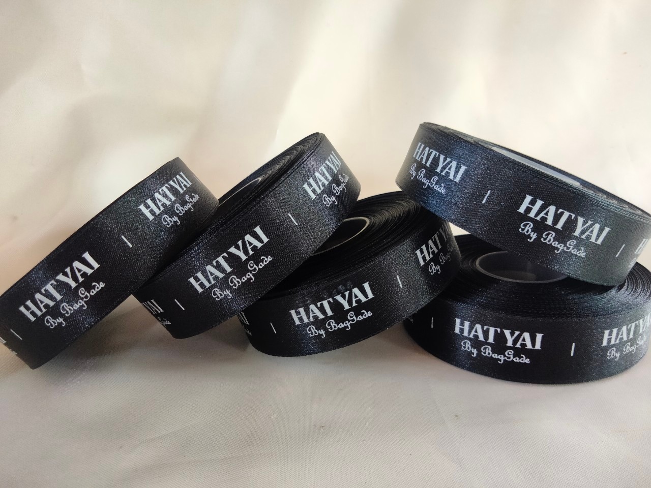 ป้ายคอเสื้อ เนื้อริบบิ้นซาติน 2.5 ซม. ริบบิ้นสีดำ 2 พิมพ์ขาว 5 ม้วน