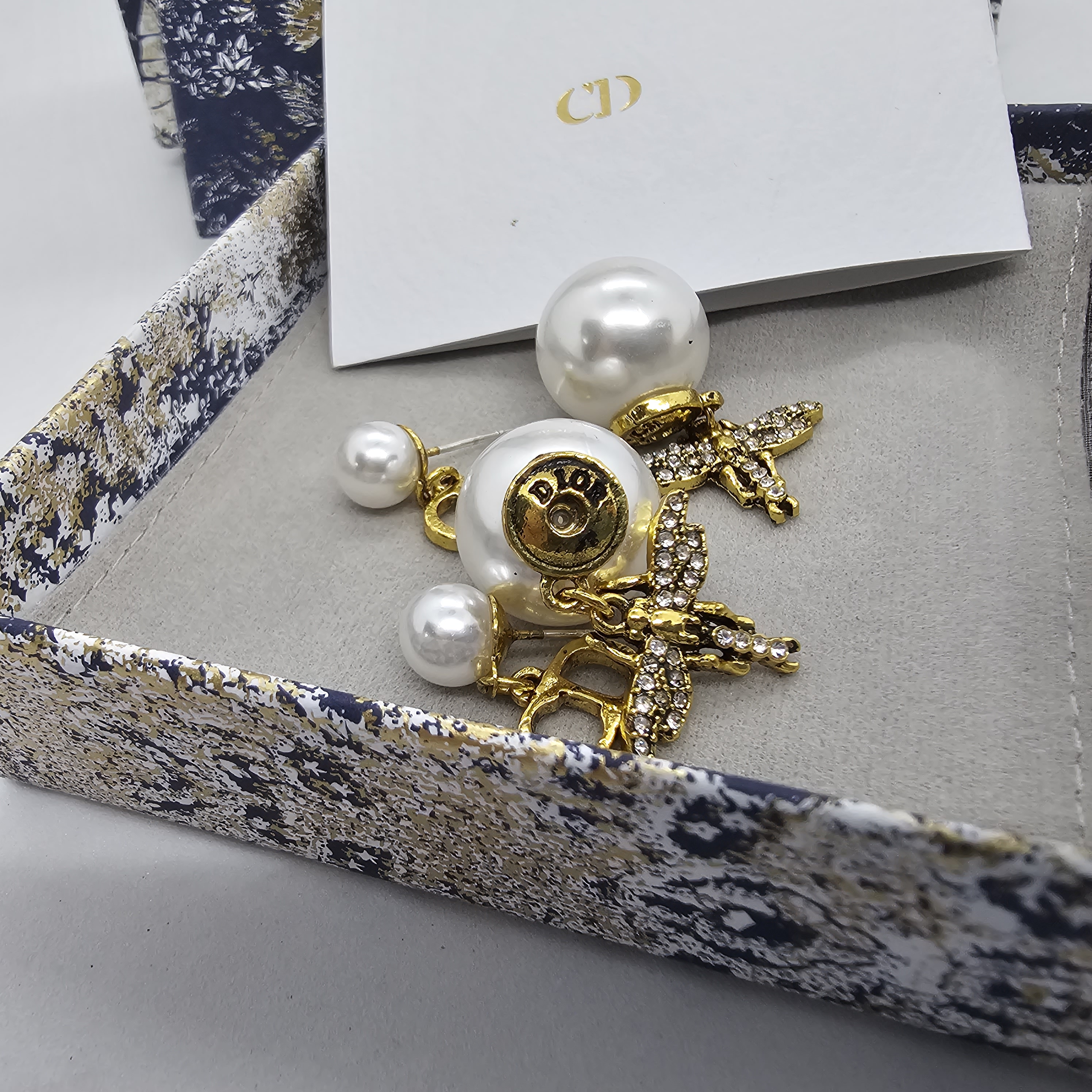 Dior ต่างหู รุ่น PEARL AND BEE TRIBALES EARRINGS ต่างหูดิออ CD ลายผึ้น วินเทจ งานปั๊มโลโก้ อะไหล่สีทองรมดำ ประดับด้วยไข่มุก ราคา 169฿ ไม่รวมกล่องอุปกรณ์