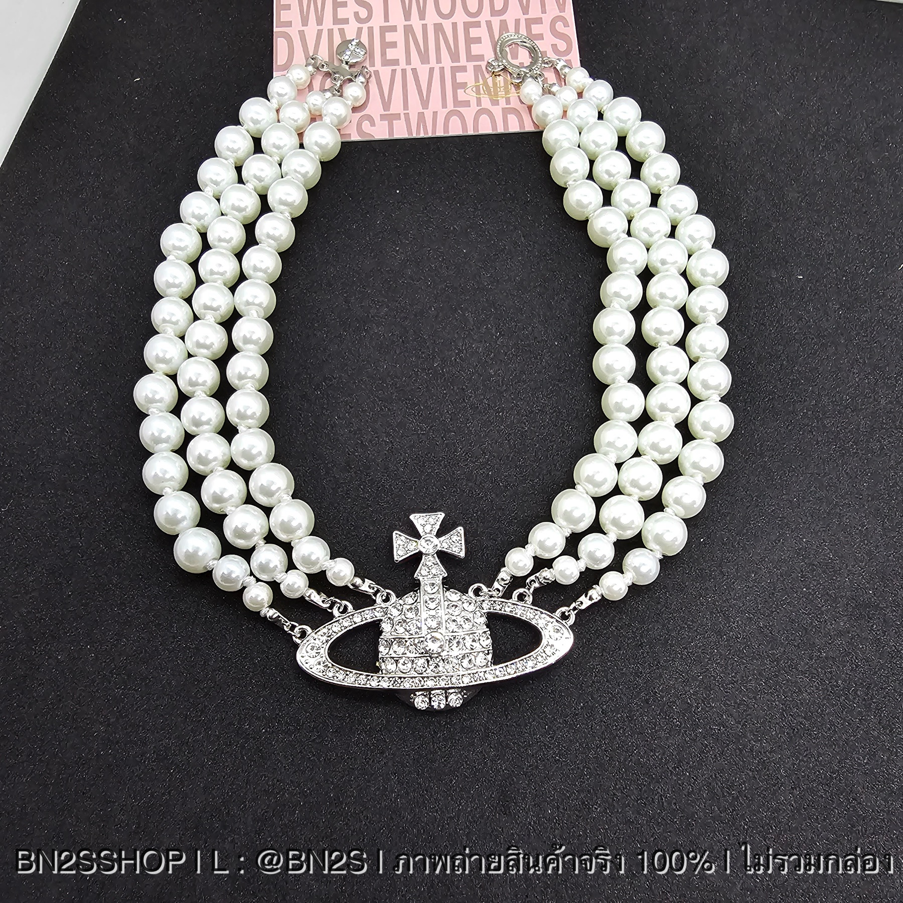 สีเงิน | Vivienne Westwood สร้อยคอโชกเกอร์ VW Three Row Chocker ไข่มุก 3 ชั้น ห้อยจี้ดาวเสาร์อะไหล่เงิน ทอง งานปั๊มแบรนด์ด้านหลัง