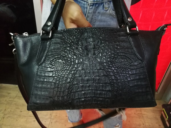 กระเป๋าหนังถือจระเข้แท้ สีดำ รหัส CRW1217W-10-BL