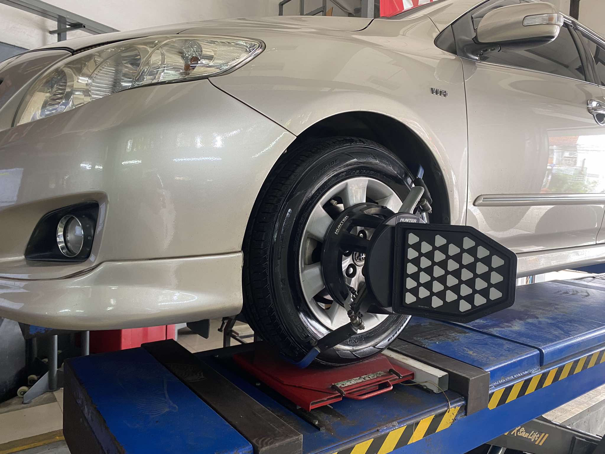TOYOTA ALTIS เปลี่ยนยางรถยนต์ใช้งานประจำวัน [+] NEXEN SU4 195/65R15 #ถ่ายให้เป๊ะแชร์ให้ปังกับยางNexen #เส้นต่อไปใช้เน็กเซ็น #nexentirethailand #nexentire #ยางรถยนต์ *เพื่อความรวดเร็วนัดหมายก่อนเข้ารับบริการครับ 𝙊𝙪𝙧 𝙎𝙚𝙧𝙫𝙞𝙘𝙚 บริการทางร้านเรารับทำอะไรบ้าง 🔧 มียางรถยนต์ทุกยี่ห้อให้เลือกซื้อ 🔧 โช้คอัพ สปริง 🔧 เช็คช่วงล่าง แก้ปัญหาให้ตรงจุด 🔧 ติดตั้งยางแบบไร้รอย 100% 🔧 บริการสลับยาง ตามอายุ 🔧 บริการล้างลิ้นปีกผีเสื้อ 🔧 บริการเช็คระยะรถยนต์ 🔧 เปลี่ยนถ่ายของเหลวทั้งระบบ 🔧 ตั้งศูนย์ด้วยเครื่อง HUNTER นำเข้าจาก USA สอบถามข้อมูลเพิ่มเติม หรือนัดหมายเข้ารับบริการ ☎️ : 08-6569-1915 ☎️ : 08-6544-5963 Line id : @88rw Tiktok : https://www.tiktok.com/@88rwycrr Youtube : https://youtube.com/@88rw Facebook : https://www.facebook.com/88rwtire Location : https://goo.gl/maps/HrNUAZXPN94KvxZ98? #รถยนต์มีปัญหาไม่รู้ต้องแก้ตรงไหน ทางเรายินดี ตรวจหาปัญหาและหาวิธีแก้ บอกลูกค้าก่อนลงมือทำเสมอราคาเป็นธรรม