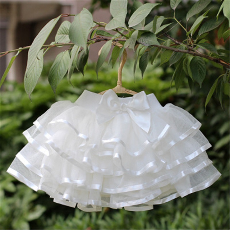 กระโปรงสีแดงซ้อนหลายชั้น พลิ้วสวย