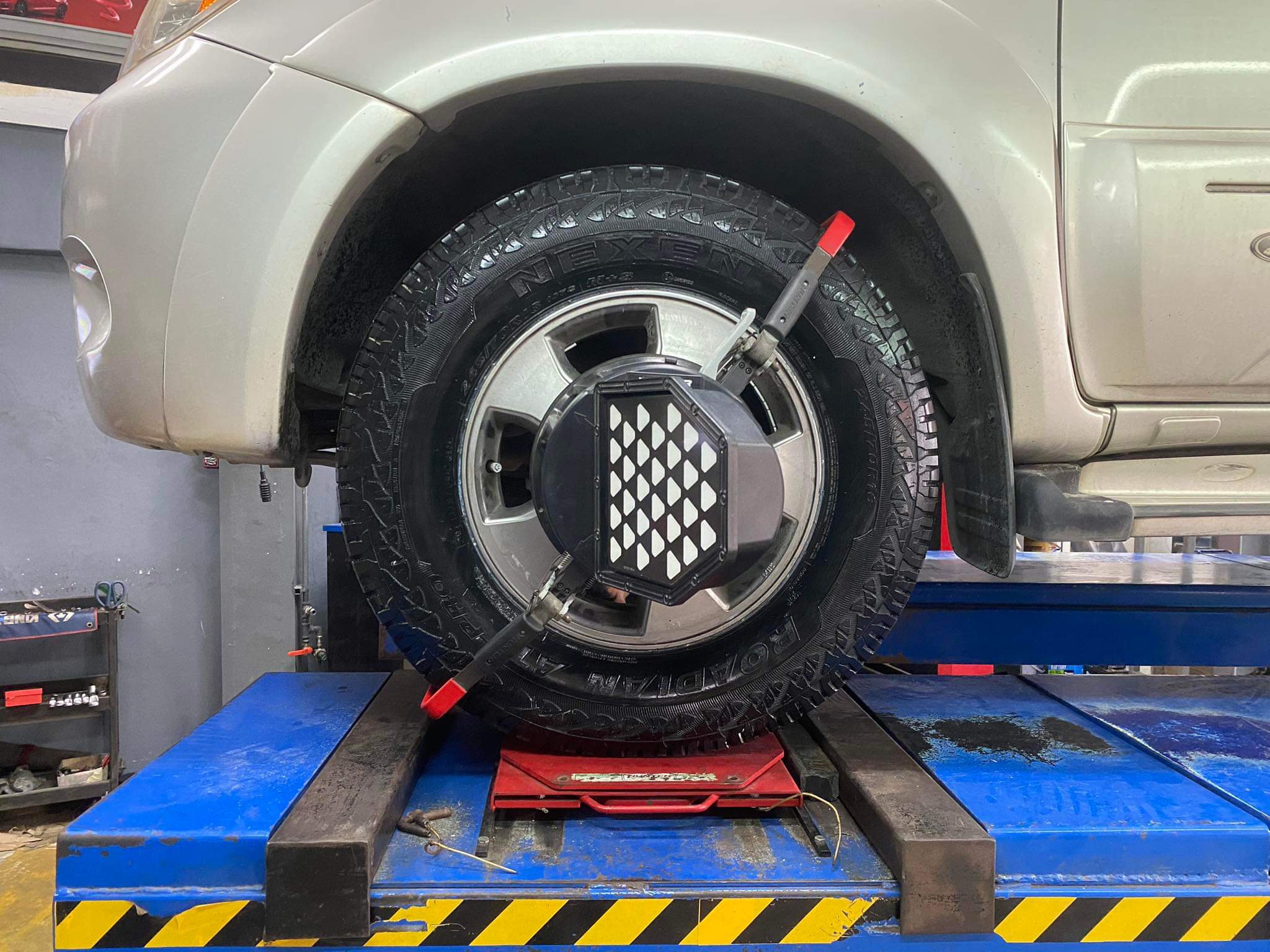 TOYOTA VIGO เข้ารับบริการเปลี่ยนยางรถยนต์ [+] 𝗡𝗘𝗫𝗘𝗡 RA08 245/70R16 *เฉาพาะ NEXEN ประกันยาง 1 ปี หรือ 25,000 กม. บาด บวม เบียด แตก ระเบิด เปลี่ยนเส้นใหม่ ครับ *เพื่อความสะดวกในการรับบริการ นัดหมายเวลาก่อนเข้ารับบริการทุกครั้งครับ 𝙊𝙪𝙧 𝙎𝙚𝙧𝙫𝙞𝙘𝙚 บริการทางร้านเรารับทำอะไรบ้าง 🔧 มียางรถยนต์ทุกยี่ห้อให้เลือกซื้อ 🔧 โช้คอัพ สปริง 🔧 เช็คช่วงล่าง แก้ปัญหาให้ตรงจุด 🔧 ติดตั้งยางแบบไร้รอย 100% 🔧 บริการสลับยาง ตามอายุ 🔧 บริการล้างลิ้นปีกผีเสื้อ 🔧 บริการเช็คระยะรถยนต์ 🔧 เปลี่ยนถ่ายของเหลวทั้งระบบ 🔧 ตั้งศูนย์ด้วยเครื่อง HUNTER นำเข้าจาก USA สอบถามข้อมูลเพิ่มเติม หรือนัดหมายเข้ารับบริการ ☎️ : 08-6569-1915 ☎️ : 08-6544-5963 Line id : @88rw Tiktok : https://www.tiktok.com/@88rwycrr Youtube : https://youtube.com/@88rw Facebook : https://www.facebook.com/88rwtire Location : https://goo.gl/maps/HrNUAZXPN94KvxZ98?coh=178573&entry=tt #รถยนต์มีปัญหาไม่รู้ต้องแก้ตรงไหน ทางเรายินดี ตรวจหาปัญหาและหาวิธีแก้ บอกลูกค้าก่อนลงมือทำเสมอราคาเป็นธรรมไม่เอาเปรียบ สบายใจคุณลูกค้า ร้านยางเจริญรุ่งเรือง ยินดีต้อนรับครับ