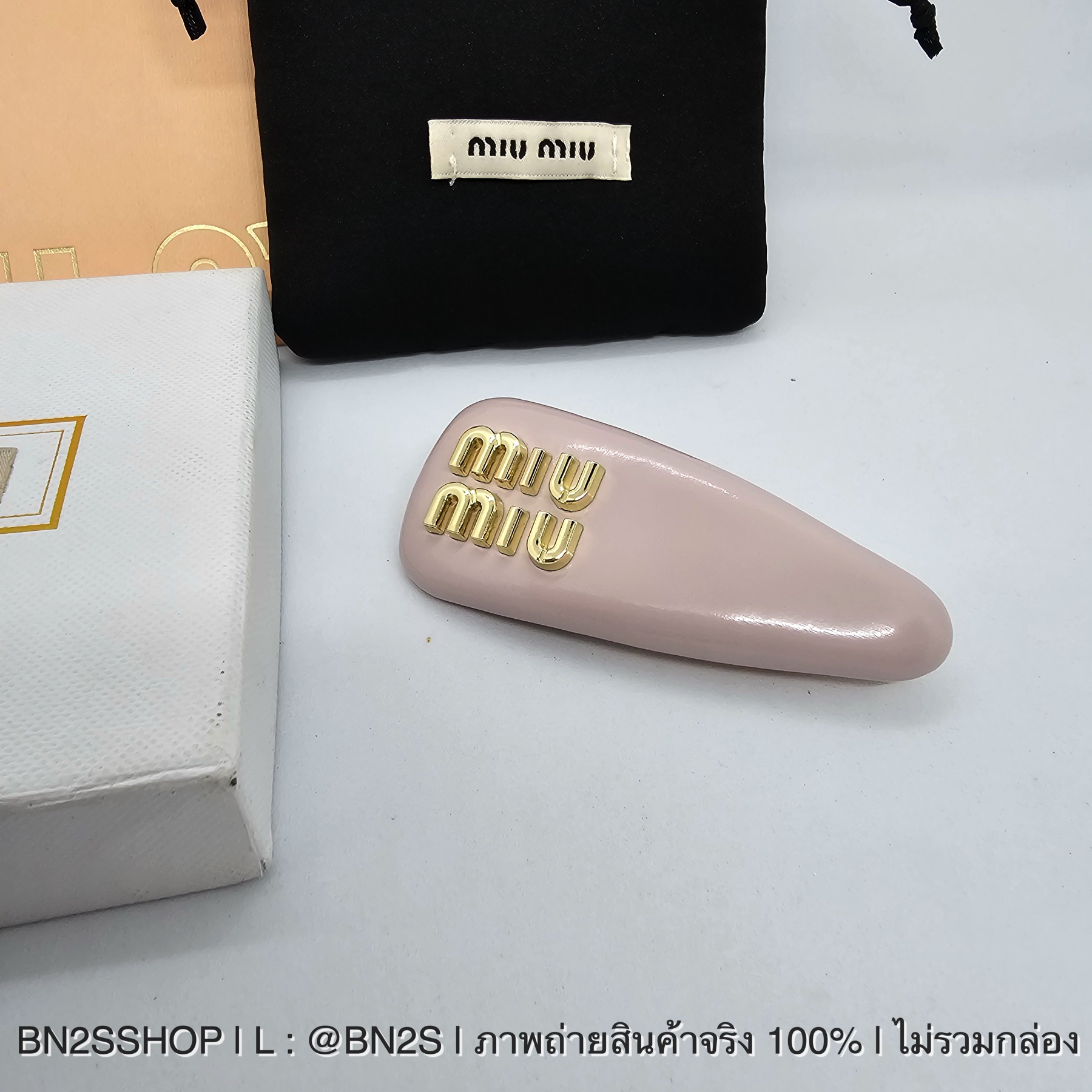สีแดง | Patent Leather Hair Clip | Miu Miu กิ๊บหนังแบบสปริง มิว มิว หนังมัน ติดโลโก้สีทอง