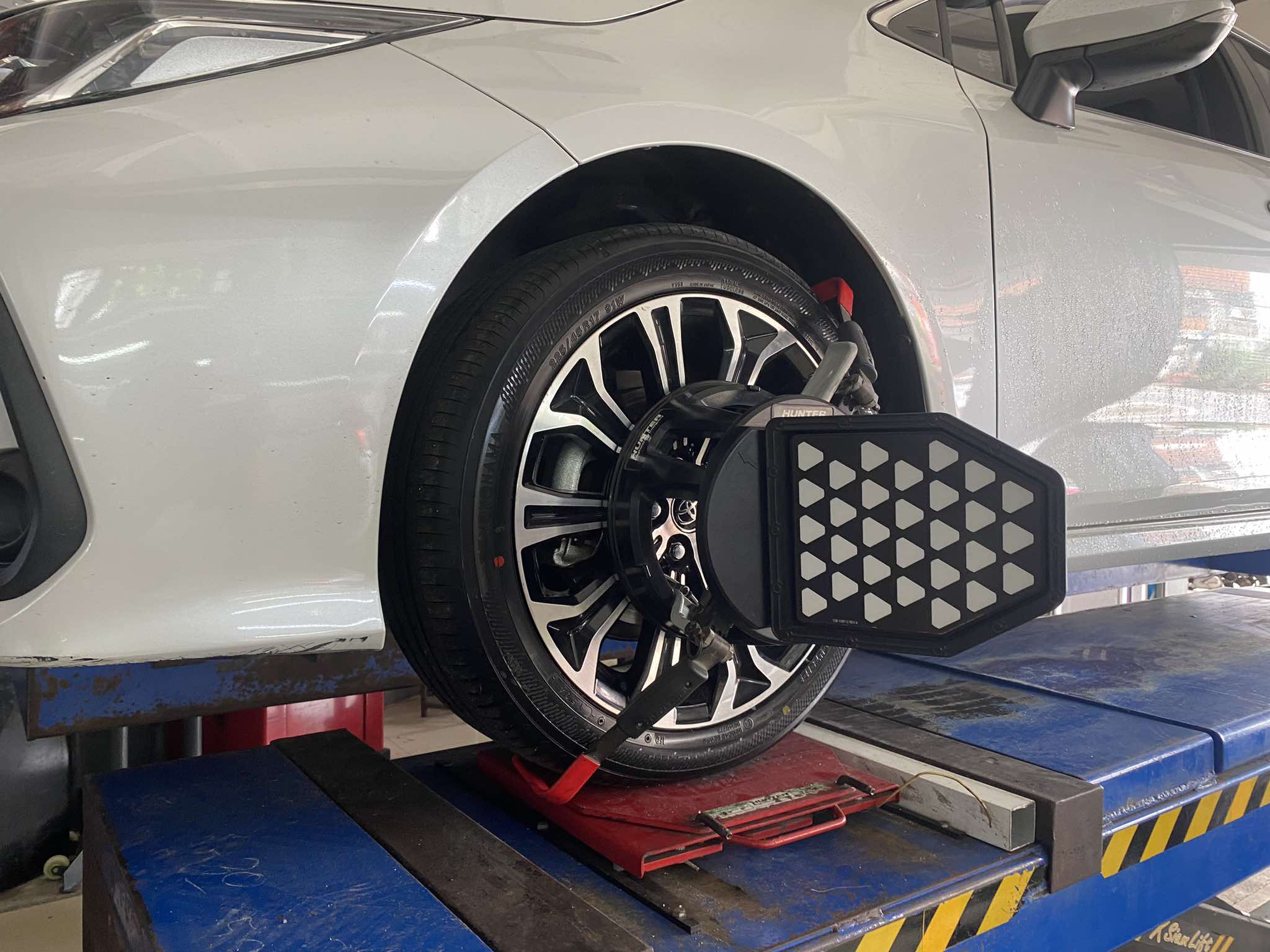 TOYOTA ALTIS เปลี่ยนยางรถยนต์ [+] YOKOHAMA ADVAN DB V553 225/45R17 สอบถามข้อมูลเพิ่มเติม หรือนัดหมาย โทร : 08-6569-1915 บุ๊ก Line id : @88rw Location : https://goo.gl/maps/HrNUAZXPN94KvxZ98? รถยนต์มีปัญหาไม่รู้ต้องแก้ตรงไหน ทางเรายินดี ตรวจหาปัญหาและหาวิธีแก้ บอกลูกค้าก่อนลงมือทำเสมอด้วยราคาเป็นธรรม เวลาบริการ วันจันทร์-วันอาทิตย์ 09:00 น. - 17.30 น. #Bridgestone #โช้คอัพ #ช่วงล่าง #โช๊ค #ยางรถยนต์