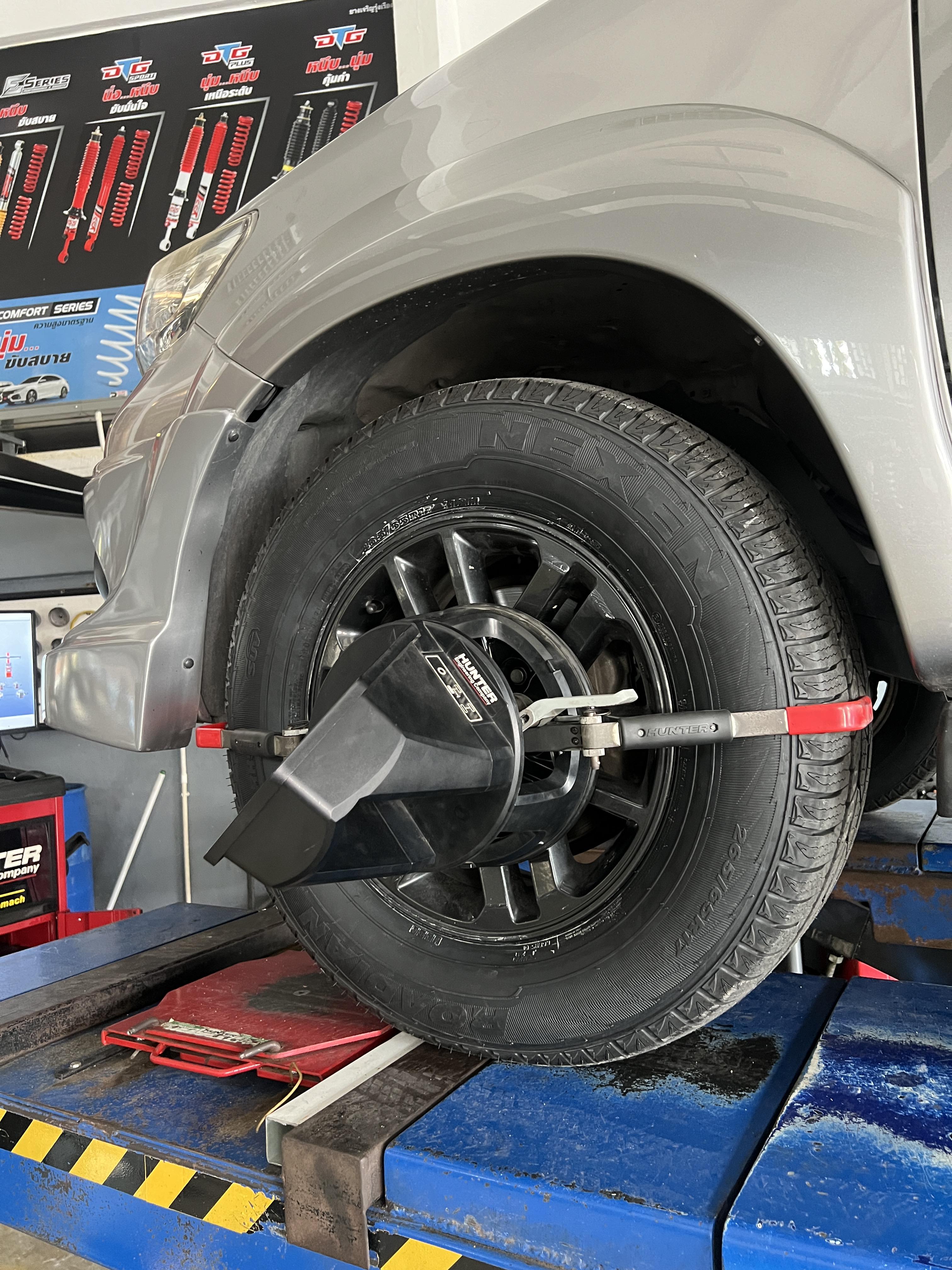 TOYOTA FORTUNER เปลี่ยนยางรถยนต์ใช้งานประจำวัน [+] NEXEN RH5 suv 265/65R17 𝙊𝙪𝙧 𝙎𝙚𝙧𝙫𝙞𝙘𝙚 บริการทางร้านเรารับทำอะไรบ้าง 🔧 มียางรถยนต์ทุกยี่ห้อให้เลือกซื้อ 🔧 โช้คอัพ สปริง 🔧 เช็คช่วงล่าง แก้ปัญหาให้ตรงจุด 🔧 ติดตั้งยางแบบไร้รอย 100% 🔧 บริการสลับยาง ตามอายุ 🔧 บริการล้างลิ้นปีกผีเสื้อ 🔧 บริการเช็คระยะรถยนต์ 🔧 เปลี่ยนถ่ายของเหลวทั้งระบบ 🔧 ตั้งศูนย์ด้วยเครื่อง HUNTER นำเข้าจาก USA สอบถามข้อมูลเพิ่มเติม หรือนัดหมายเข้ารับบริการ ☎️ : 08-6569-1915 ☎️ : 08-6544-5963 Line id : @88rw Tiktok : https://www.tiktok.com/@88rwycrr Youtube : https://youtube.com/@88rw Facebook : https://www.facebook.com/88rwtire Location : https://goo.gl/maps/HrNUAZXPN94KvxZ98? #รถยนต์มีปัญหาไม่รู้ต้องแก้ตรงไหน ทางเรายินดี ตรวจหาปัญหาและหาวิธีแก้ บอกลูกค้าก่อนลงมือทำเสมอราคาเป็นธรรม