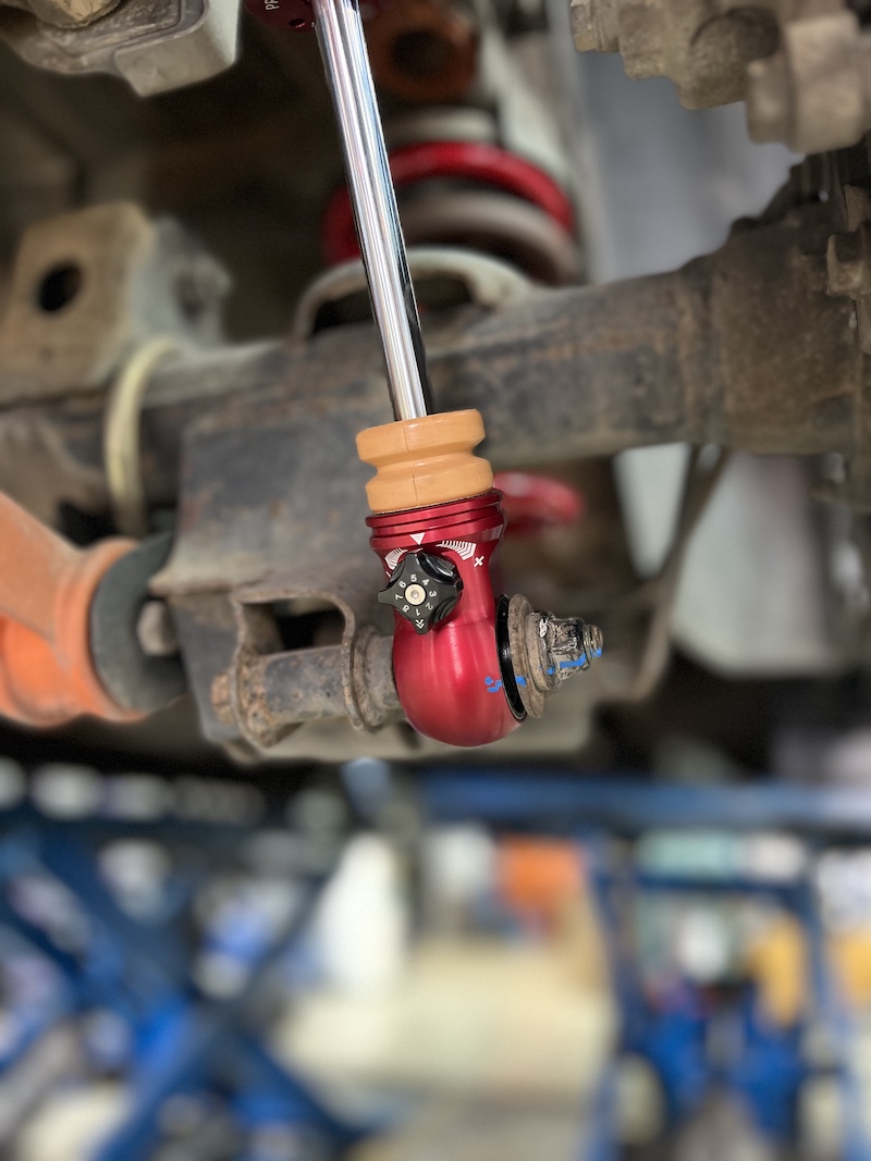 “นุ่ม หนึบ มั่นใจ ทุกเส้นทาง” เจ้าของรถตู้ Hyundai H-1 หลายคนเจอปัญหา 👉 รถโคลงเวลาเข้าโค้ง / นั่งแล้วโยน / ผู้โดยสารเวียนหัว โดยเฉพาะเวลาขับทางไกลหรือบรรทุกคนเต็มคัน วันนี้เราแก้ปัญหาด้วยการติดตั้ง โช้คอัพ Profender รุ่น Fitz Series 👇 ✅ จุดเด่น Profender Fitz Series สำหรับ H-1 + ปรับความนุ่มหนึบได้ 16 ระดับ → เลือกฟีลลิ่งได้ตามต้องการ + กระบอกใหญ่ 52 mm. + ลูกสูบ 46 mm. → รองรับรถตู้ที่น้ำหนักมากได้สบาย + ฟีลลิ่ง นุ่มนวลกว่าเดิม ห้องโดยสารนิ่ง ผู้โดยสารไม่เวียนหัว + เข้าโค้งมั่นใจ ช่วงล่างหนึบ ไม่ย้วยแม้ขับเร็ว + เปิดซ่อม/บำรุงรักษาได้ยาวนาน คุ้มค่าในระยะยาว 📌 เหมาะสำหรับ ผู้ใช้รถ Hyundai H-1 ที่เน้นนั่งสบายสำหรับครอบครัว รถตู้วิ่งงาน รับ–ส่งลูกค้า ที่ต้องการความมั่นใจและนุ่มนวลไปพร้อมกัน สอบถามข้อมูลเพิ่มเติม หรือนัดหมายเข้ารับบริการ ☎️ : 08-6569-1915 ☎️ : 08-6544-5963 Line id : @88rw Facebook : https://www.facebook.com/88rwtire Location : https://goo.gl/maps/HrNUAZXPN94KvxZ98 #profenderfitz #ยางรถยนต์นนทบุรี #ช่วงล่างรถยนต์ #โช้คอัพรถยนต์