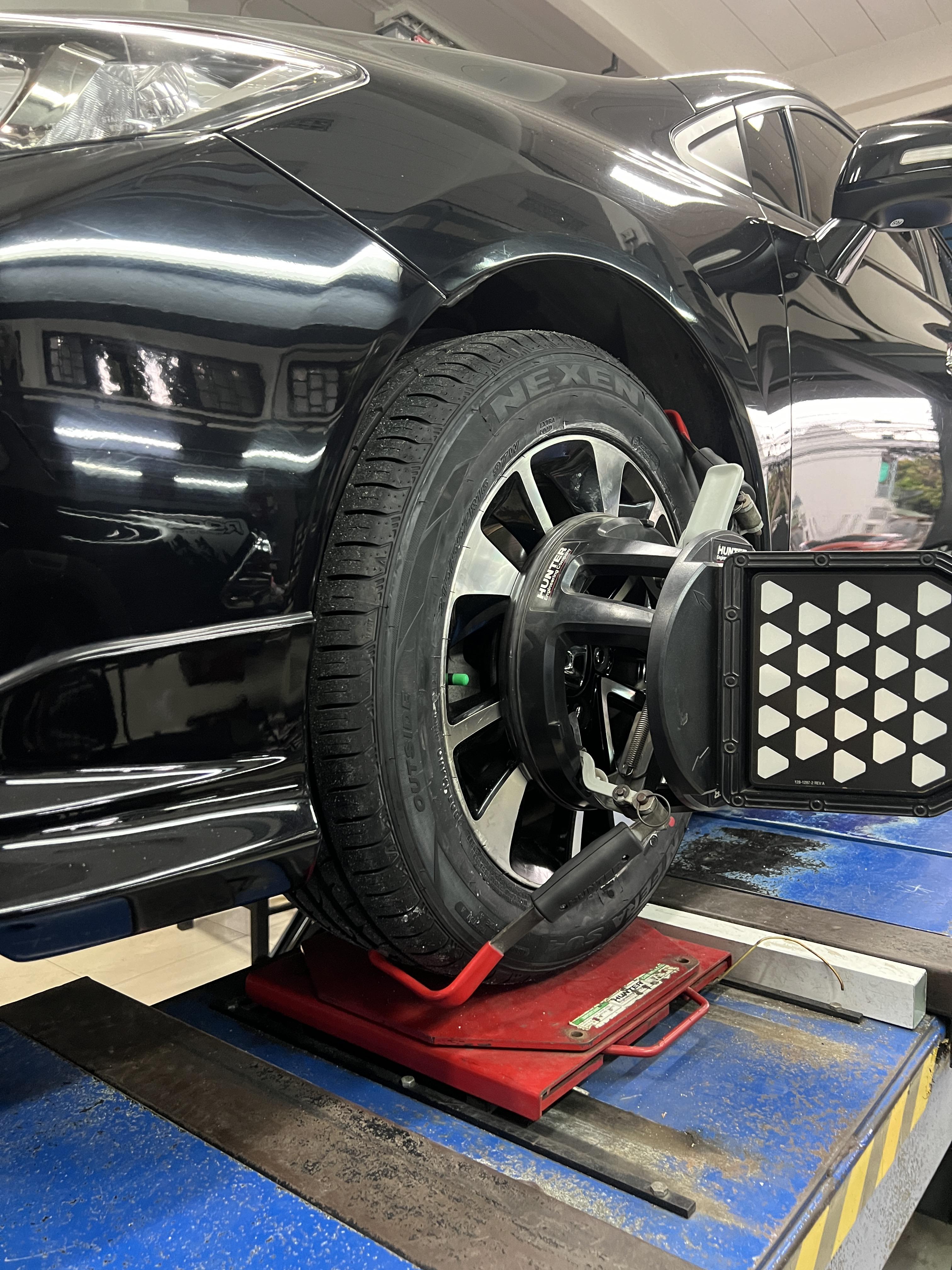 HONDA Civic FB เปลี่ยนยางรถยนต์ ใช้งานประจำวัน [+] NEXEN SU4 215/55R16 *ประกันยาง 1 ปี หรือ 25,000 กม. จากการใช้งาน *นัดหมายก่อนเข้ารับบริการ เพื่อความรวดเร็วครับ 𝙊𝙪𝙧 𝙎𝙚𝙧𝙫𝙞𝙘𝙚 บริการทางร้านเรารับทำอะไรบ้าง 🔧 มียางรถยนต์ทุกยี่ห้อให้เลือกซื้อ 🔧 โช้คอัพ สปริง 🔧 เช็คช่วงล่าง แก้ปัญหาให้ตรงจุด 🔧 ติดตั้งยางแบบไร้รอย 100% 🔧 บริการสลับยาง ตามอายุ 🔧 บริการล้างลิ้นปีกผีเสื้อ 🔧 บริการเช็คระยะรถยนต์ 🔧 เปลี่ยนถ่ายของเหลวทั้งระบบ 🔧 ตั้งศูนย์ด้วยเครื่อง HUNTER นำเข้าจาก USA สอบถามข้อมูลเพิ่มเติม หรือนัดหมายเข้ารับบริการ ☎️ : 08-6569-1915 ☎️ : 08-6544-5963 Line id : @88rw Tiktok : https://www.tiktok.com/@88rwycrr Youtube : https://youtube.com/@88rw Facebook : https://www.facebook.com/88rwtire Location : https://goo.gl/maps/HrNUAZXPN94KvxZ98? #รถยนต์มีปัญหาไม่รู้ต้องแก้ตรงไหน ทางเรายินดี ตรวจหาปัญหาและหาวิธีแก้ บอกลูกค้าก่อนลงมือทำเสมอราคาเป็นธรรมไม่เอาเปรียบ สบายใจคุณลูกค้า ร้านยางเจริญรุ่งเรือง ยินดีต้อนรับครับ