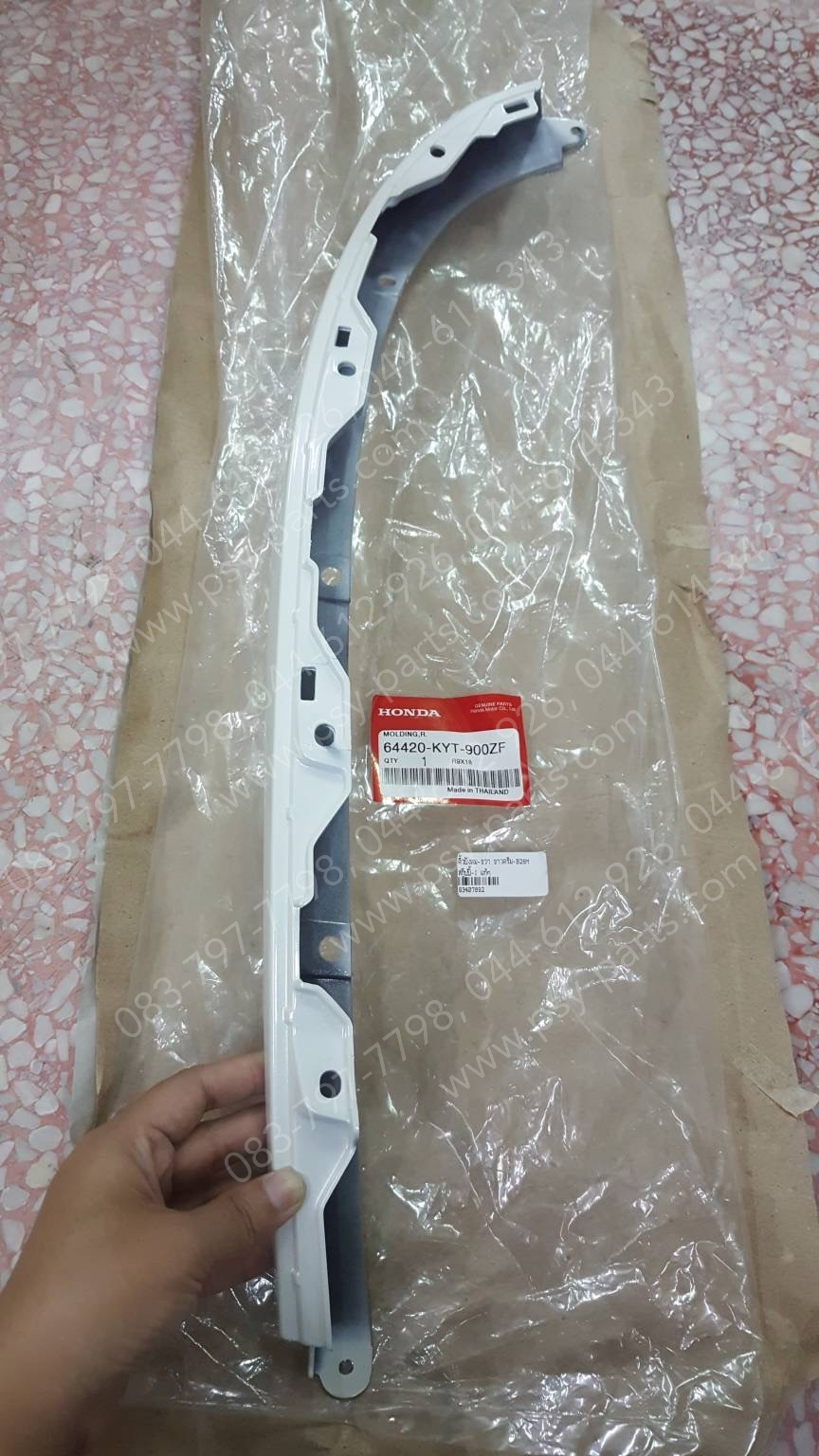 คิ้วบังลม-ขวา SCOOPY-I แท้ๆ สีขาวครีม (B26M) 64420-KYT-900ZF