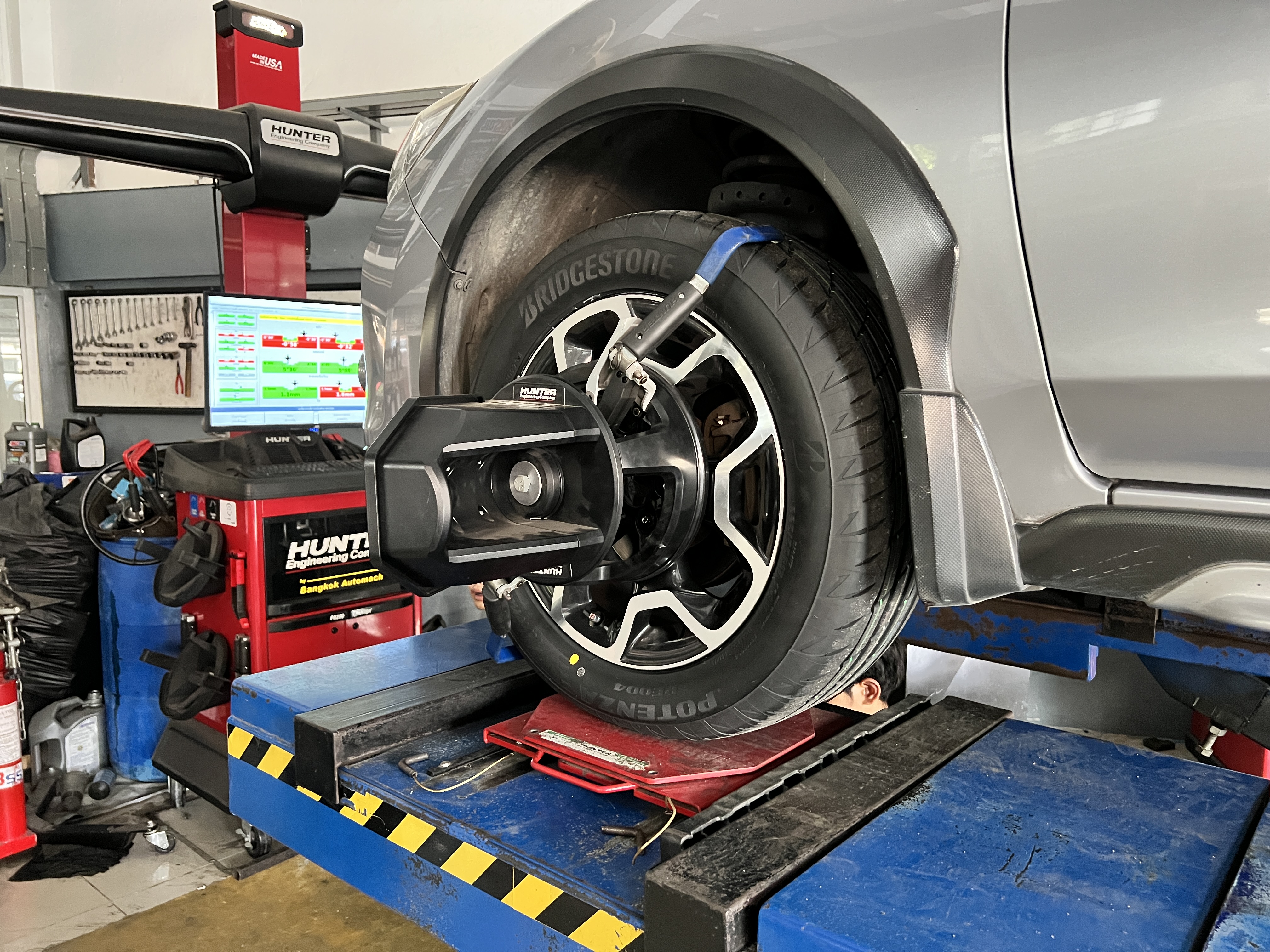 SUBARU XV เปลี่ยนยางเน้นขับสปอร์ต รองรับช่วงล่างดีๆขับ4แบบนี้ต้อง Bridgestone RE004เท่านั้น ลูกค้าเข้าใจว่ายางรถยนต์ และช่วงล่างเป็นเรื่องน่าลงทุน เลือกใช้งานของดีไปเลยได้ทั้งสมรรถนะที่ดีและความปลอดภัย [+] Bridgestone Adrenalin re004 [+] ขนาด 225/55R17 โปรโมชั่นราคาพิเศษ ติดต่อสอบถามเพิ่มเติม โทร : 08-6569-1915 บุ๊ก และทีมงาน ยินดีต้อนรับครับ 𝙊𝙪𝙧 𝙎𝙚𝙧𝙫𝙞𝙘𝙚 บริการทางร้าน เรารับทำอะไรบ้าง 🔧 ติดตั้งยางแบบไร้รอย 100% 🔧 บริการสลับยาง ตามอายุ 🔧 มียางรถยนต์ทุกยี่ห้อให้เลือกซื้อ 🔧 เช็คช่วงล่าง แก้ปัญหาให้ตรงจุด 🔧 บริการล้างลิ้นปีกผีเสื้อ 🔧 บริการเช็คระยะรถยนต์ 🔧 เปลี่ยนถ่ายของเหลวทั้งระบบ 🔧 ตั้งศูนย์ด้วยเครื่อง HUNTER นำเข้าจาก USA #รถยนต์มีปัญหาไม่รู้ต้องแก้ตรงไหน ทางเรายินดี ตรวจหาปัญหาและหาวิธีแก้ บอกลูกค้าก่อนลงมือทำเสมอราคาเป็นธรรมไม่เอาเปรียบ สบายใจคุณลูกค้า ---------------------------------- ดูแลให้คำปรึกษาทุกปัญหาคาใจ ไม่ทิ้งลูกค้า มีบริการหลังการขาย 【ให้ผู้เชี่ยวชาญของเรา ดูแลรถคุณ】 ร้านยางเจริญรุ่งเรือง ยินดีต้อนรับครับ #ยางรถยนต์ #bridgestone #aldrenalin #re004