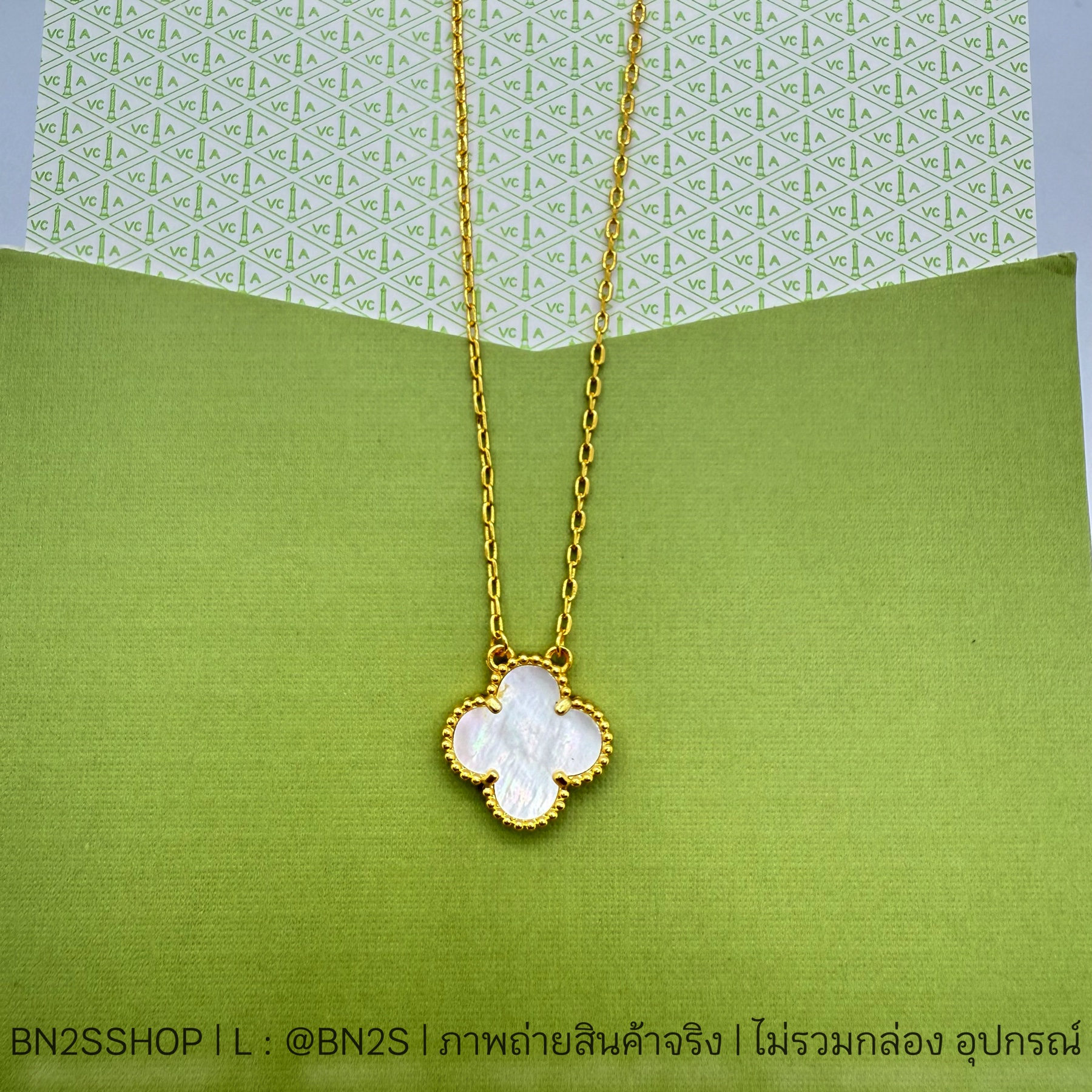 สีขาว | VC & A Vintage Alhambra Pendant สร้อยคอผู้หญิงจี้ใบโคลเวอร์ งานปั๊ม ทุกจุด