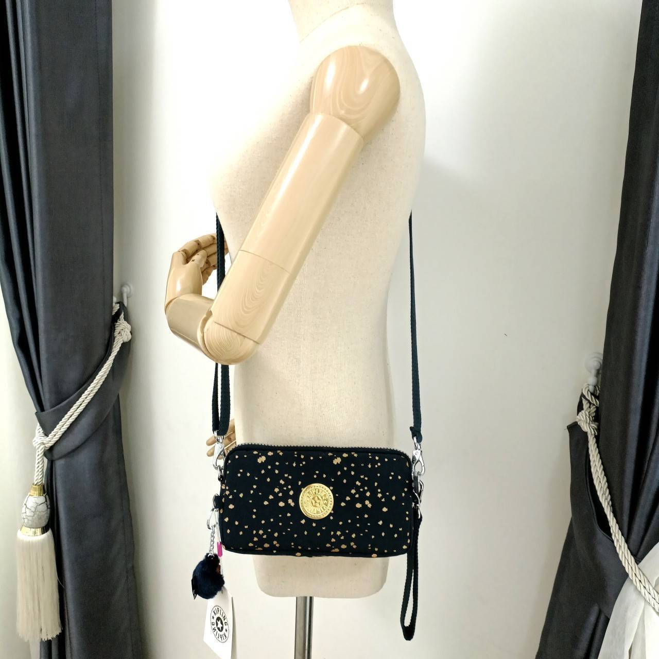 KIPLING กระเป๋าสตางค์ซิปรอบ ใบยาว Seoul up clutch & sling bag