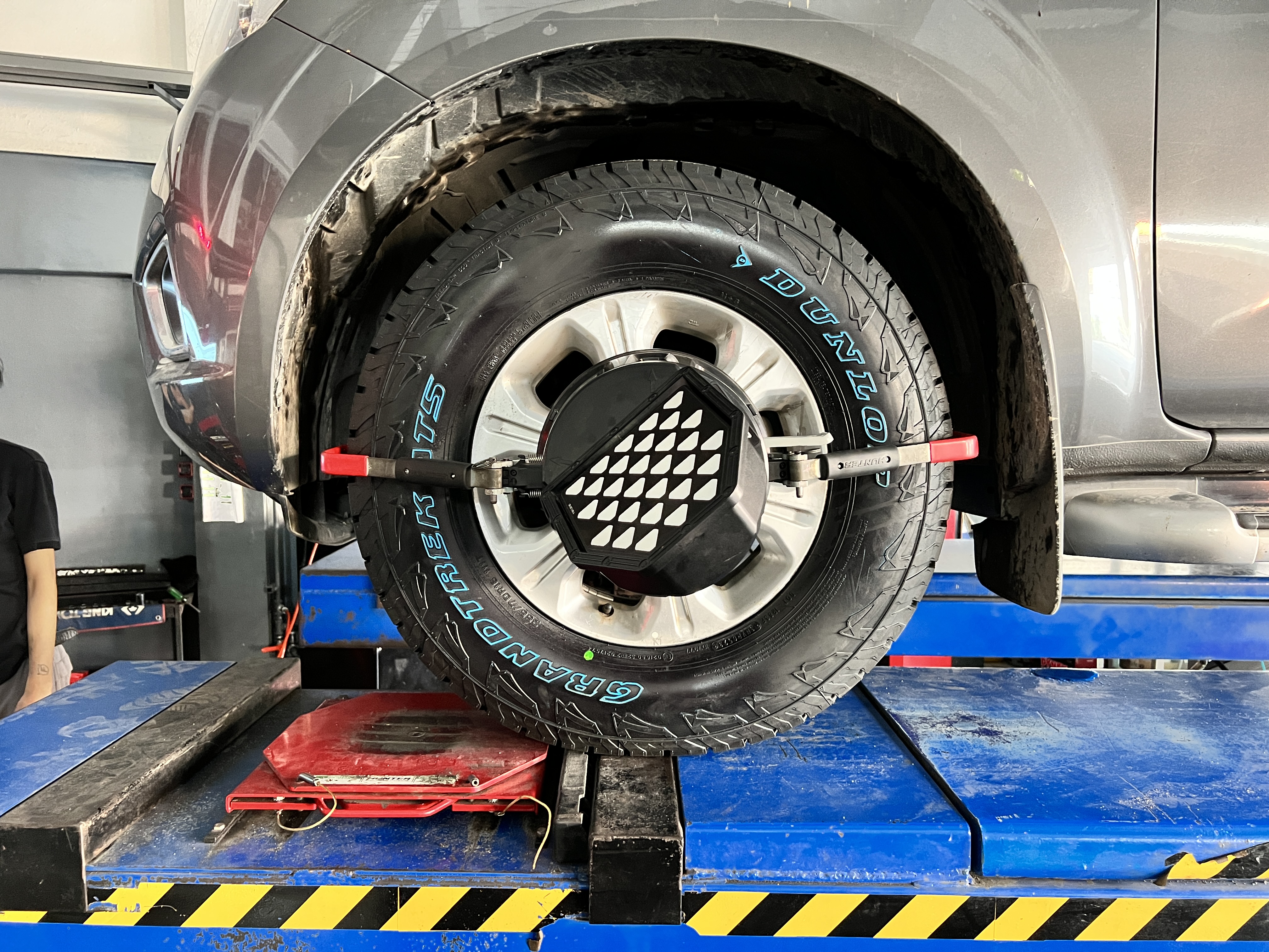 NISSAN NAVARA เปลี่ยนยางใช้งานแบบจริงจัง ใส่ยางลุยพร้อมบริการครบ จบที่เดียว [+] DUNLOP GRANDTREK AT5 [+] ขนาด255/70R16 โปรโมชั่นราคาพิเศษ ติดต่อสอบถามเพิ่มเติม โทร : 08-6569-1915 บุ๊ก และทีมงาน ยินดีต้อนรับครับ 𝙊𝙪𝙧 𝙎𝙚𝙧𝙫𝙞𝙘𝙚 บริการทางร้าน เรารับทำอะไรบ้าง 🔧 ติดตั้งยางแบบไร้รอย 100% 🔧 บริการสลับยาง ตามอายุ 🔧 มียางรถยนต์ทุกยี่ห้อให้เลือกซื้อ 🔧 เช็คช่วงล่าง แก้ปัญหาให้ตรงจุด 🔧 บริการล้างลิ้นปีกผีเสื้อ 🔧 บริการเช็คระยะรถยนต์ 🔧 เปลี่ยนถ่ายของเหลวทั้งระบบ 🔧 ตั้งศูนย์ด้วยเครื่อง HUNTER นำเข้าจาก USA #รถยนต์มีปัญหาไม่รู้ต้องแก้ตรงไหน ทางเรายินดี ตรวจหาปัญหาและหาวิธีแก้ บอกลูกค้าก่อนลงมือทำเสมอราคาเป็นธรรมไม่เอาเปรียบ สบายใจคุณลูกค้า ---------------------------------- ดูแลให้คำปรึกษาทุกปัญหาคาใจ ไม่ทิ้งลูกค้า มีบริการหลังการขาย 【ให้ผู้เชี่ยวชาญของเรา ดูแลรถคุณ】 ร้านยางเจริญรุ่งเรือง ยินดีต้อนรับครับ #ยางรถยนต์ #DUNLOP #GRANDTREK #AT5