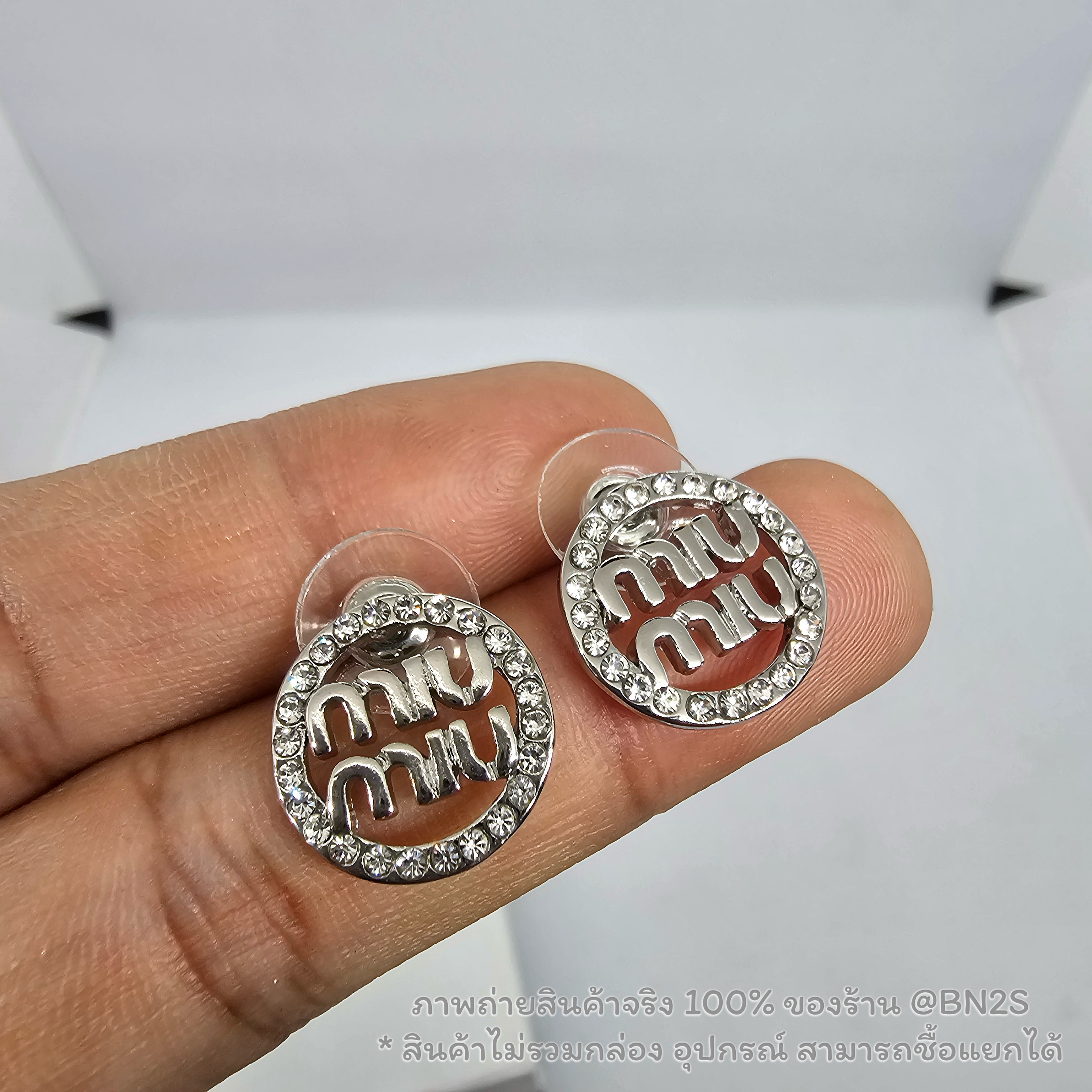 สีเงิน | New MIU MIU LOGO EARRINGS ต่างหูมิว มิว โลโก้วงกลมล้อมเพชร งานสวย สีเงิน ทอง พร้อมส่ง